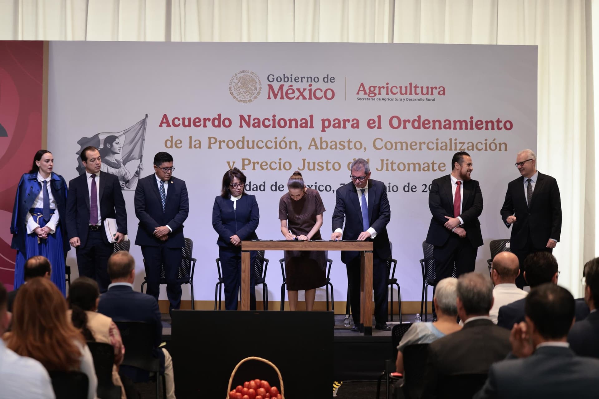 Firma del Acuerdo Nacional para el Ordenamiento de la Producción, Abasto, Comercialización y Precio Justo del Jitomate. Foto: Gobierno de México