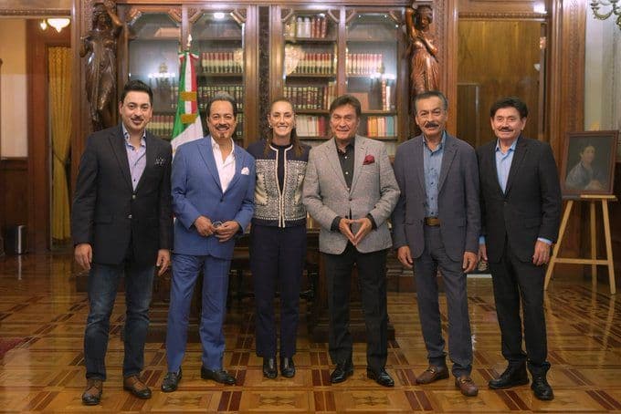 La presidenta Claudia Sheinbaum y Los Tigres del Norte. Foto: Presidencia
