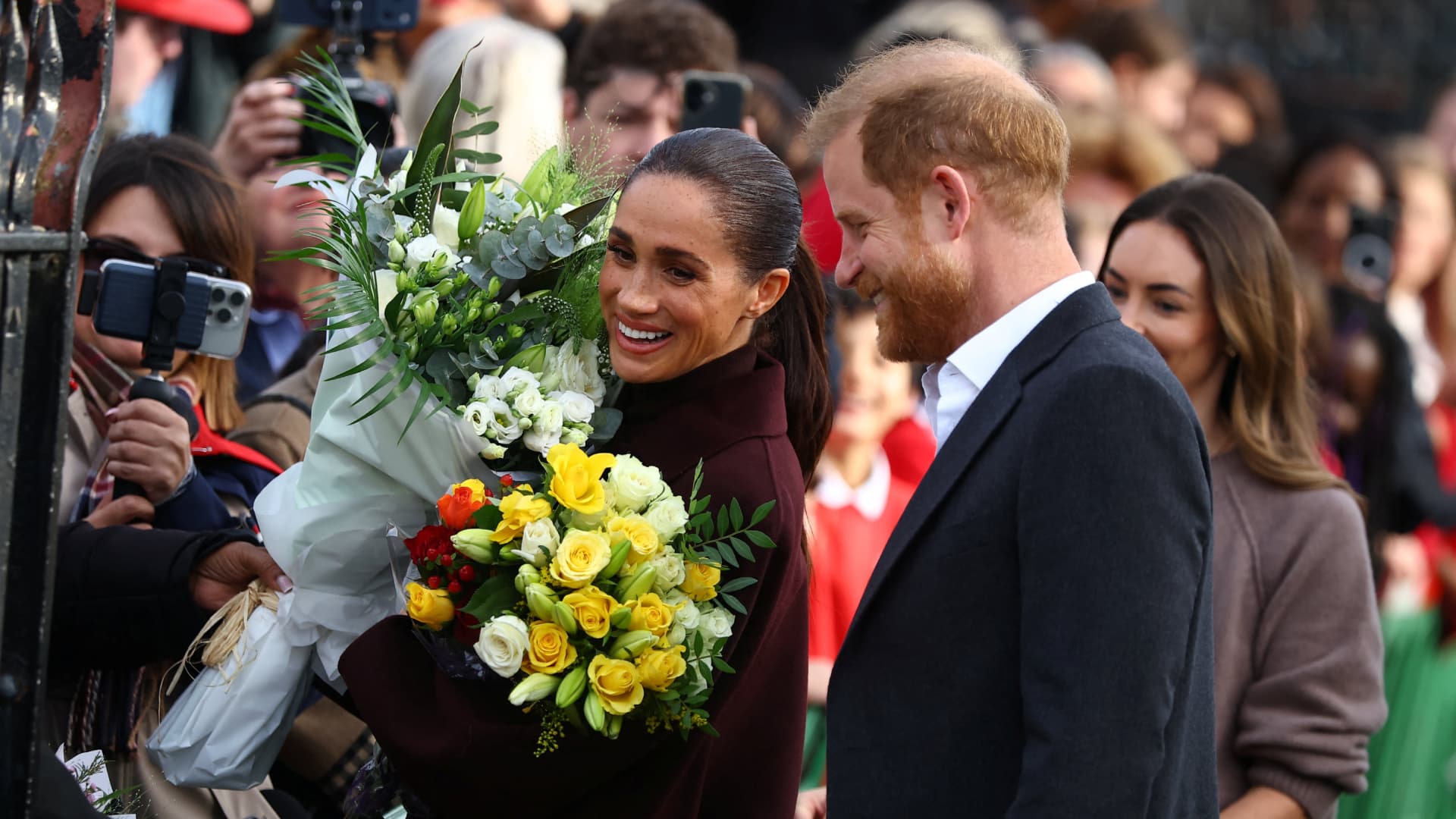 Príncipe Harry y Meghan Reaparecen Juntos en Reino Unido y Son Aclamados