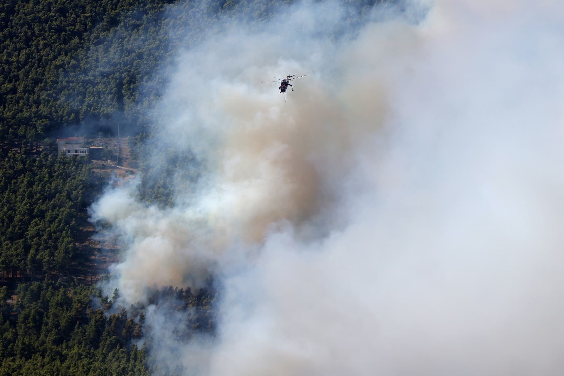 Dos Muertos por Choque de Helicópteros que Combatían un Incendio en Grecia