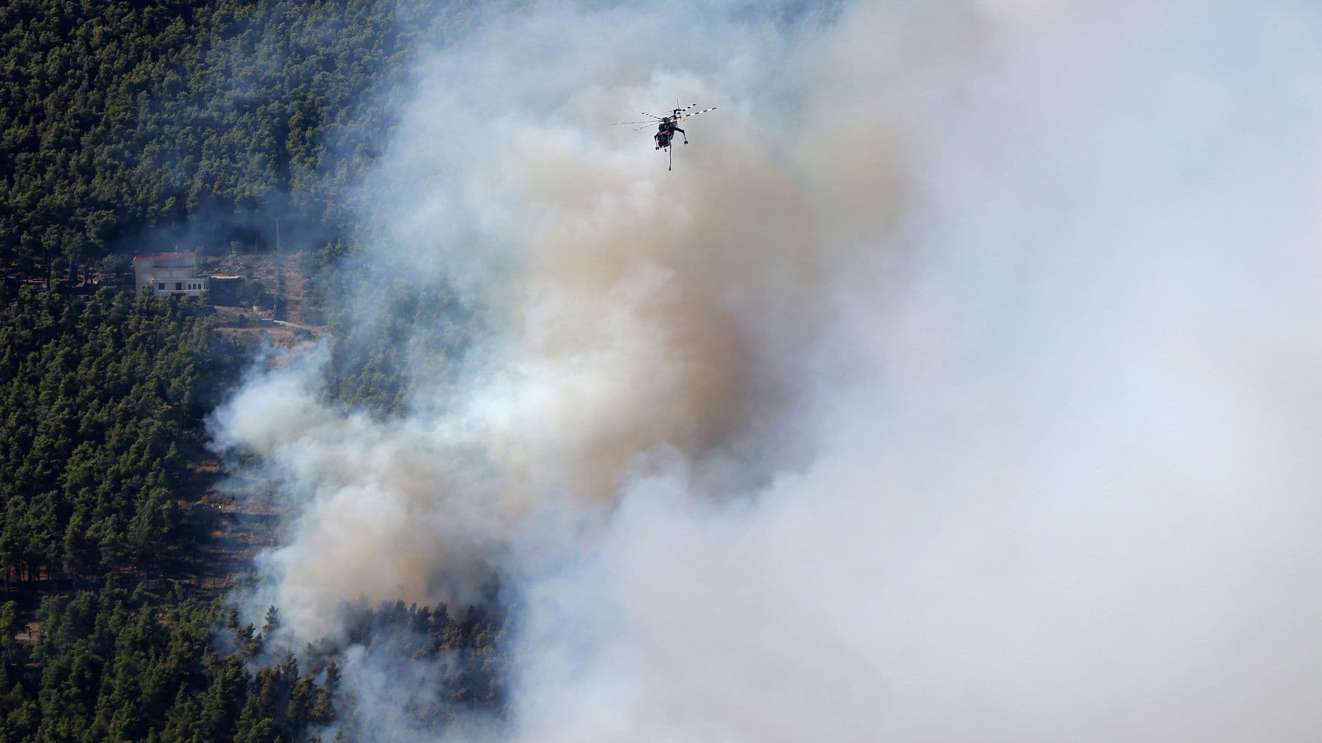 Helicóptero combate incendio en Grecia hoy 2 de agosto 2026