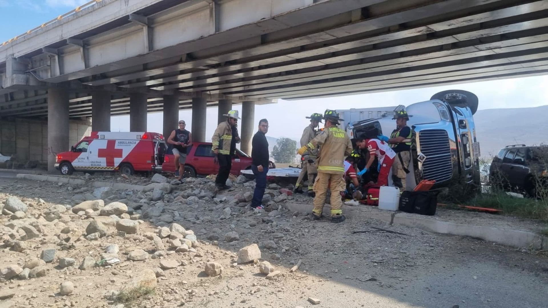 Dos Muertos y Tres Lesionados tras Volcadura de Camión en Valle de San Pedro, Tijuana