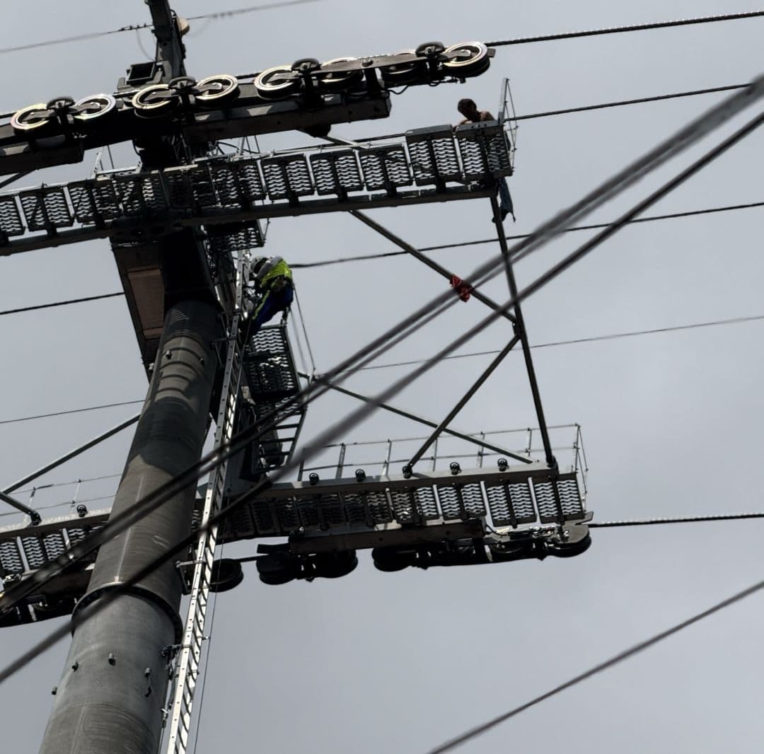Hombre sube a torre de cablebús. Foto: N+