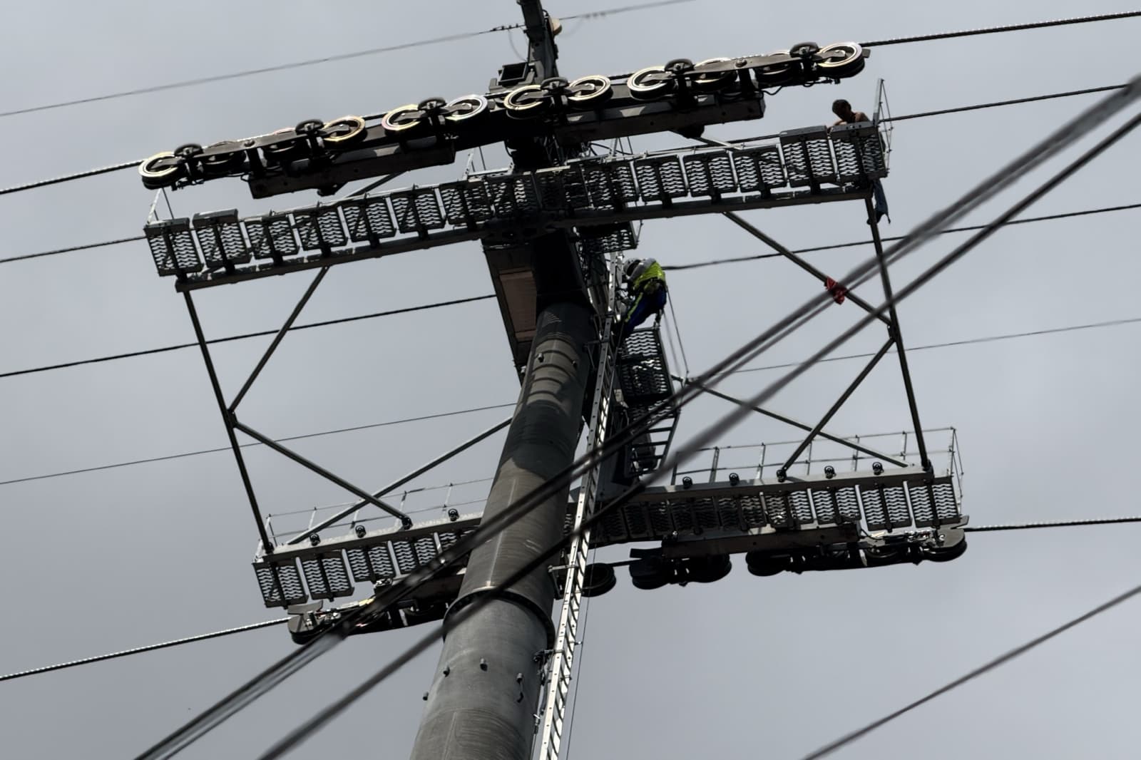 Hombre sube a torre de cablebús. Foto: N+