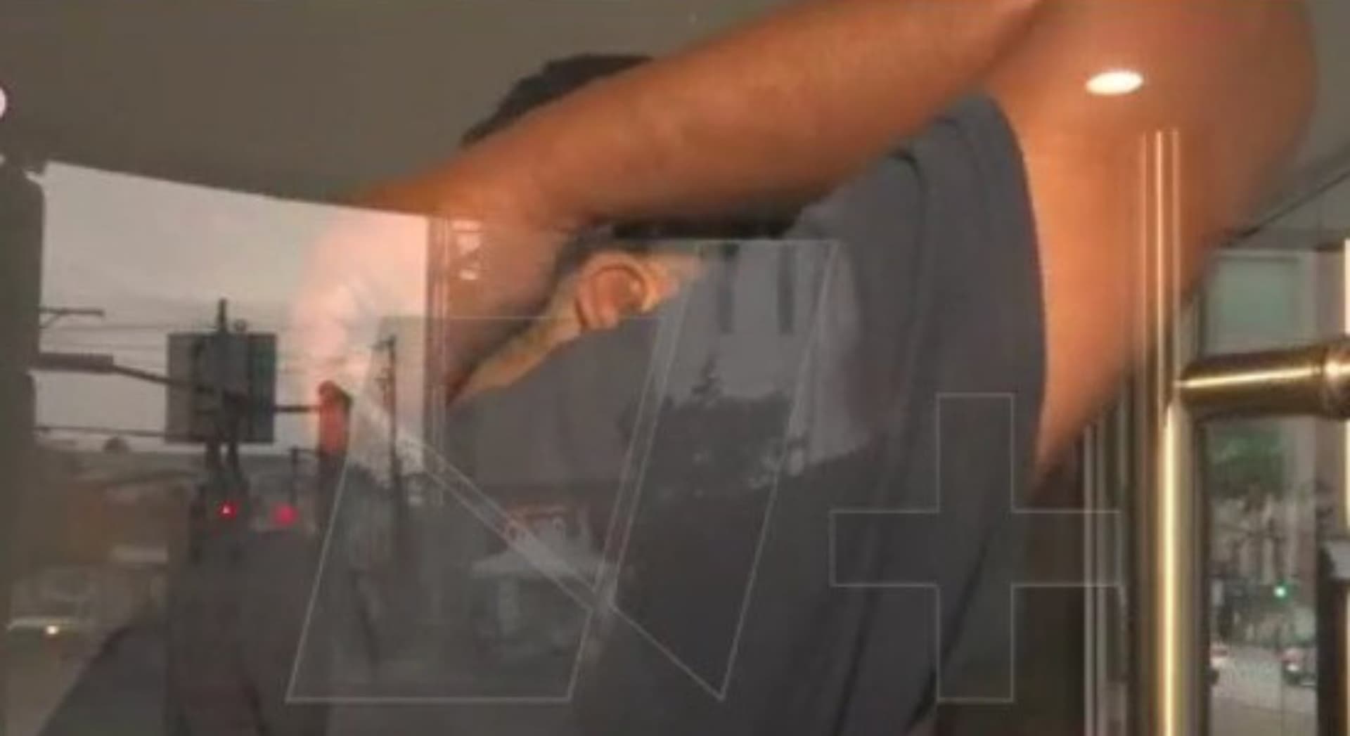 Hombre encerrado en cine