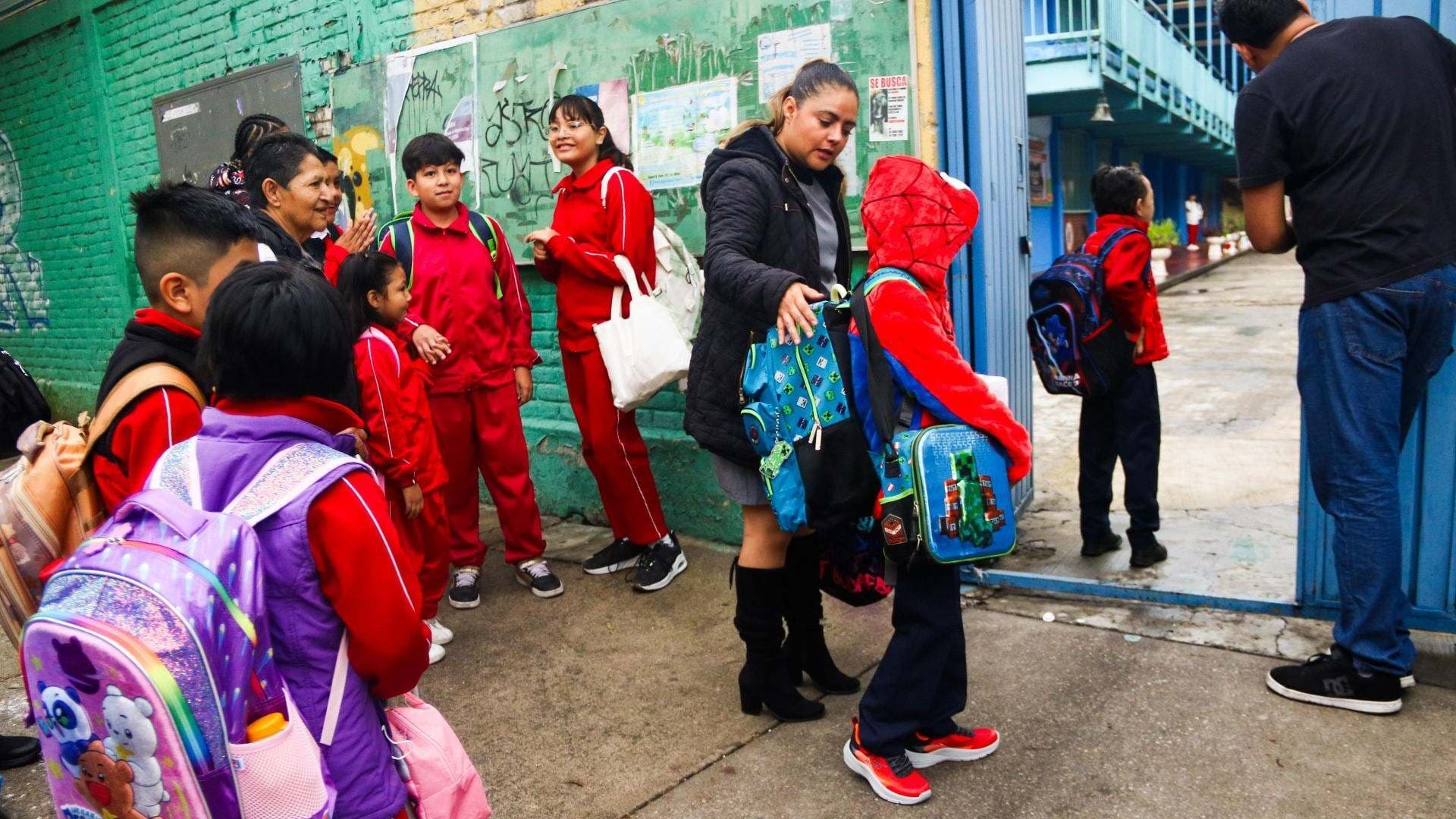 Niños de primaria entran a la escuela. Regreso a Clases será el 31 de agosto 2026.