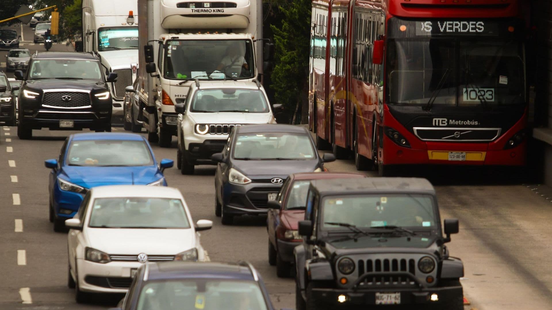 Vehículos transitando en CDMX. Hoy No Circula 1 de Julio 2026 CDMX y Edomex