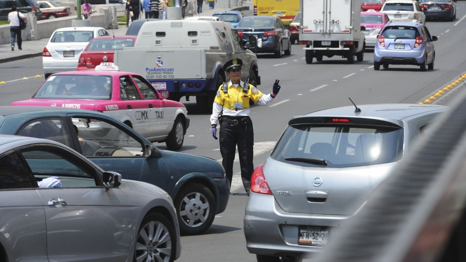 Mujer Policía en Tránsito CDMX. Cómo Aplica Hoy No Circula el 2 de julio 2026 en CDMX y Edomex.
