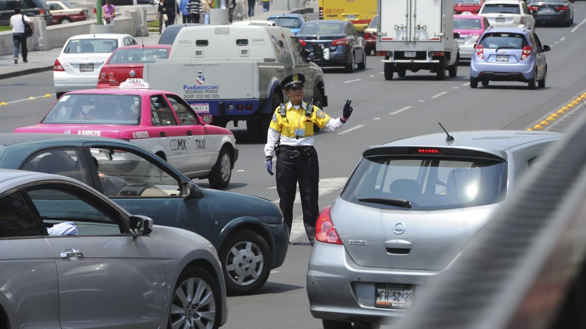 Mujer Policía en Tránsito CDMX. Cómo Aplica Hoy No Circula el 2 de julio 2026 en CDMX y Edomex.