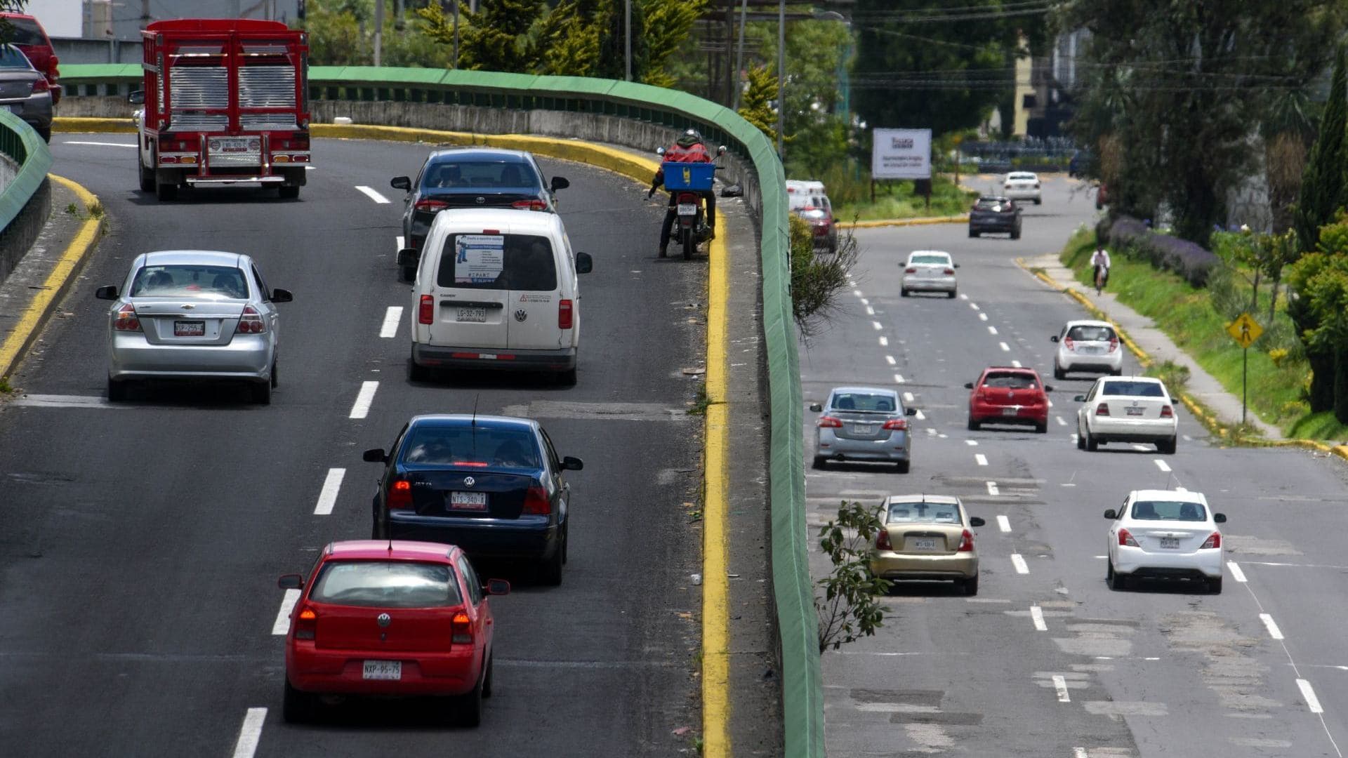 Autos circulando sobre puente. Hoy No Circula 27 de Octubre 2026.