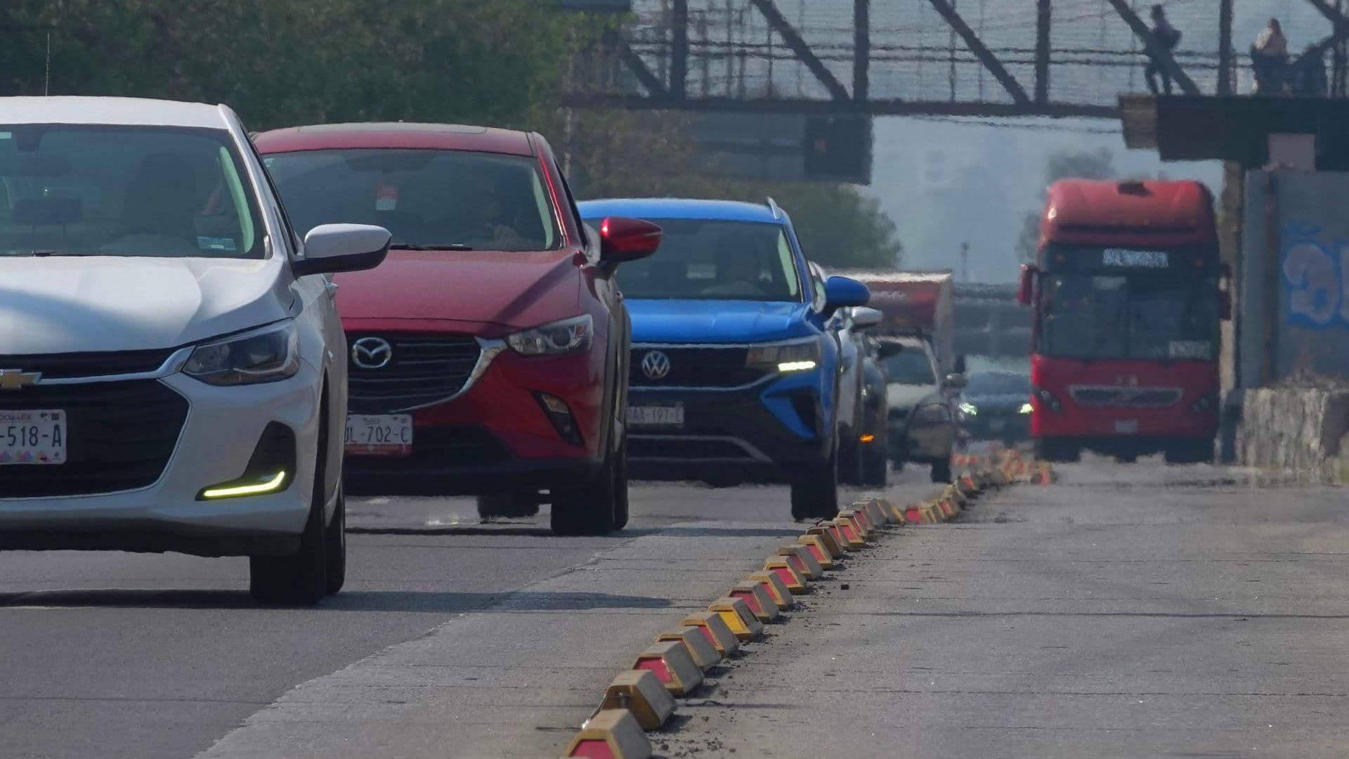 Autos circulando en calles de CDMX. Como Aplica Hoy No Circula 28 de Septiembre 2026