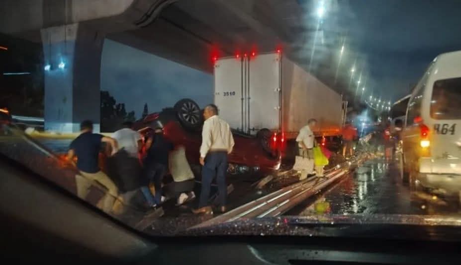 Se sale camioneta y tráiler de la autopista.