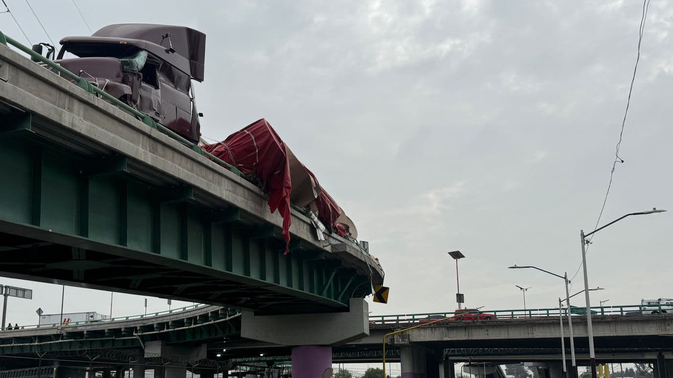 Tráiler a punto de caer en la México Pachuca