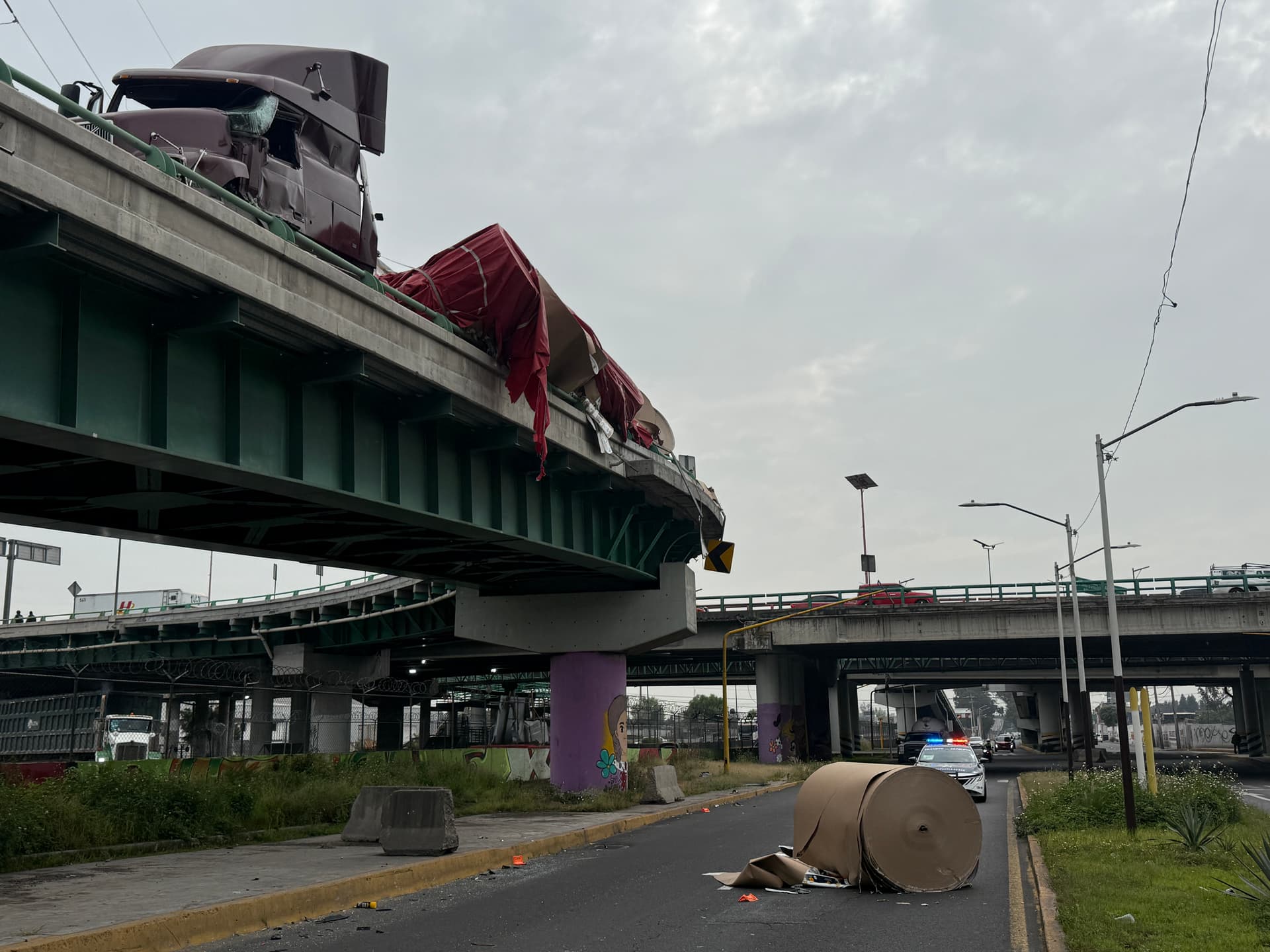 Tráiler a punto de caer en la México Pachuca