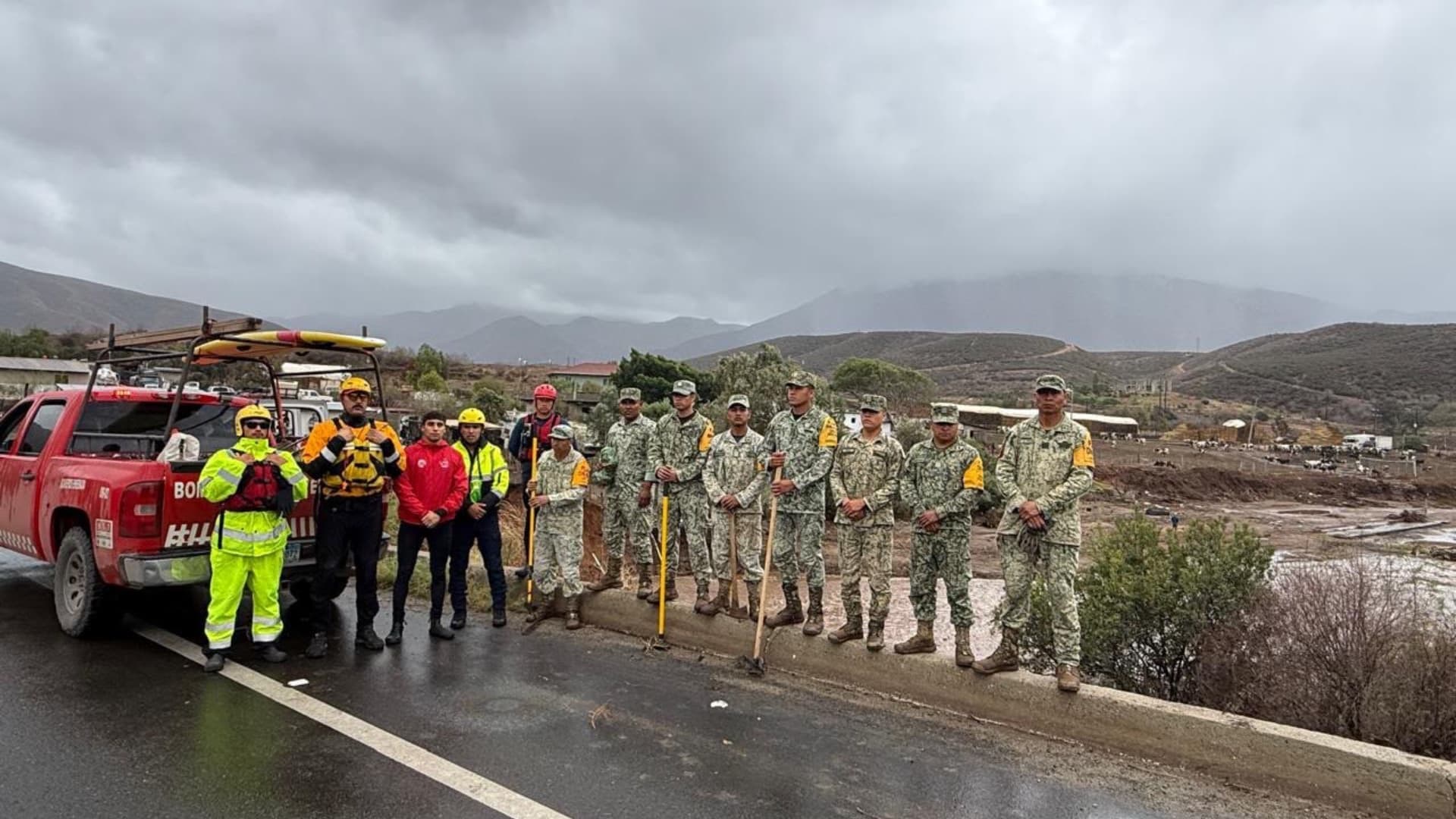 Buscan a Tres Integrantes de Familia Arrastrada por Corriente del Arroyo El Pípila en Ensenada