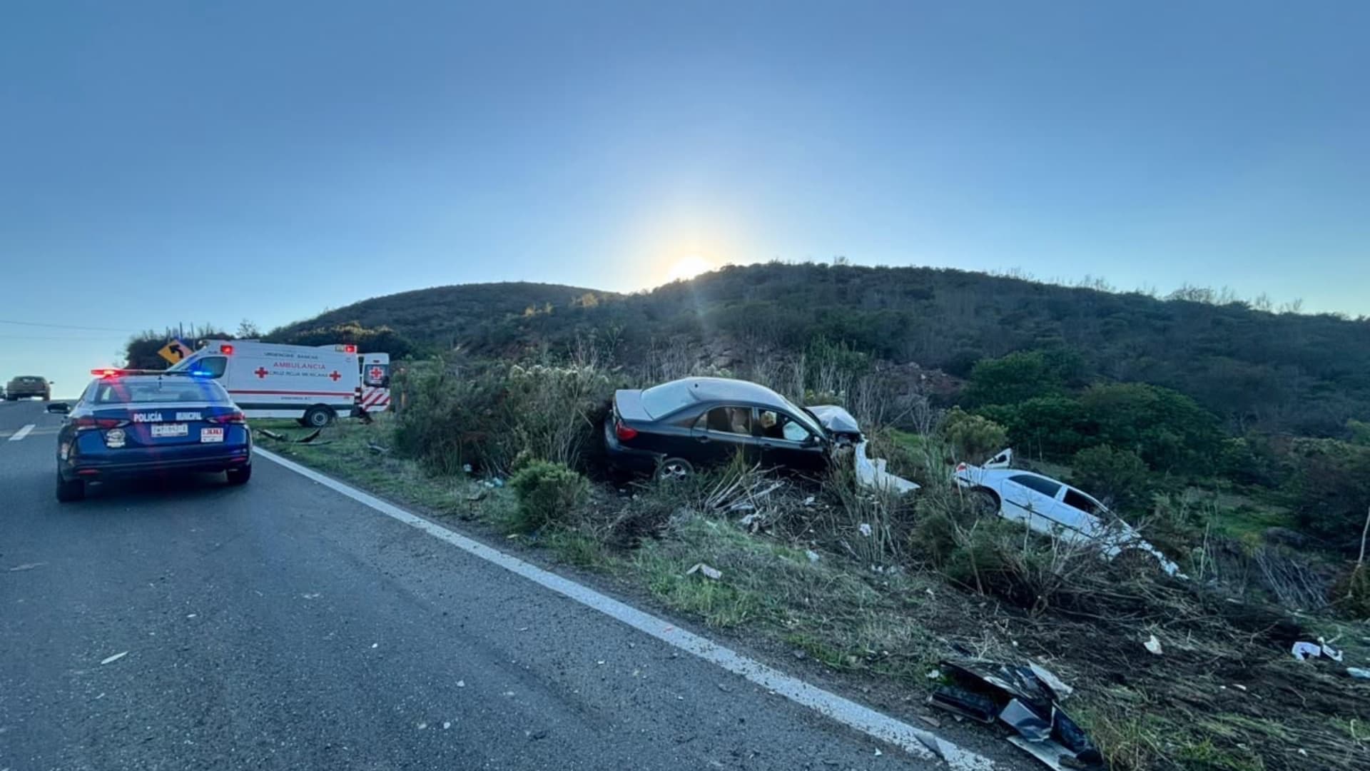 Dos Vehículos Caen a Barranco en Curva de Carretera Ensenada-Tecate; Hay un Herido