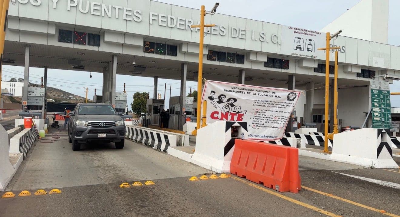 Docentes de CNTE Toman Casetas de Cobro en Tijuana