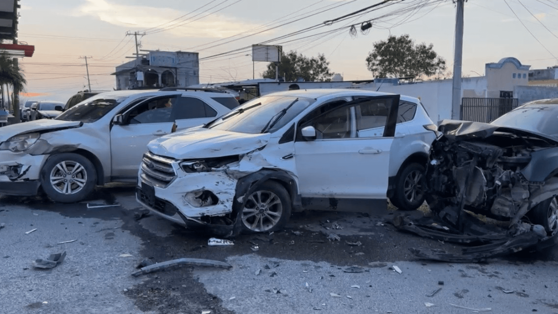 Joven Provoca Choque, Intenta Huir y Termina Impactándose Contra otro Automóvil