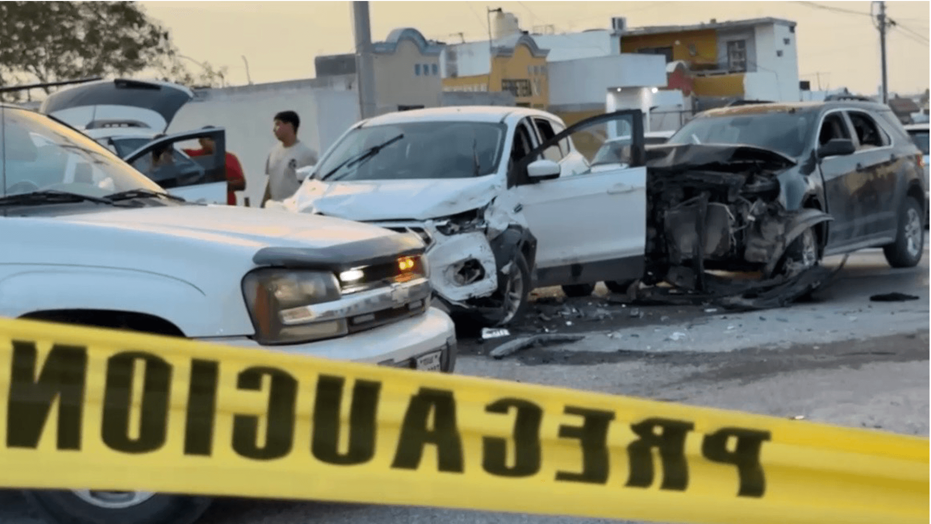 Joven Provoca Choque, Intenta Huir y Termina Impactándose Contra otro Automóvil
