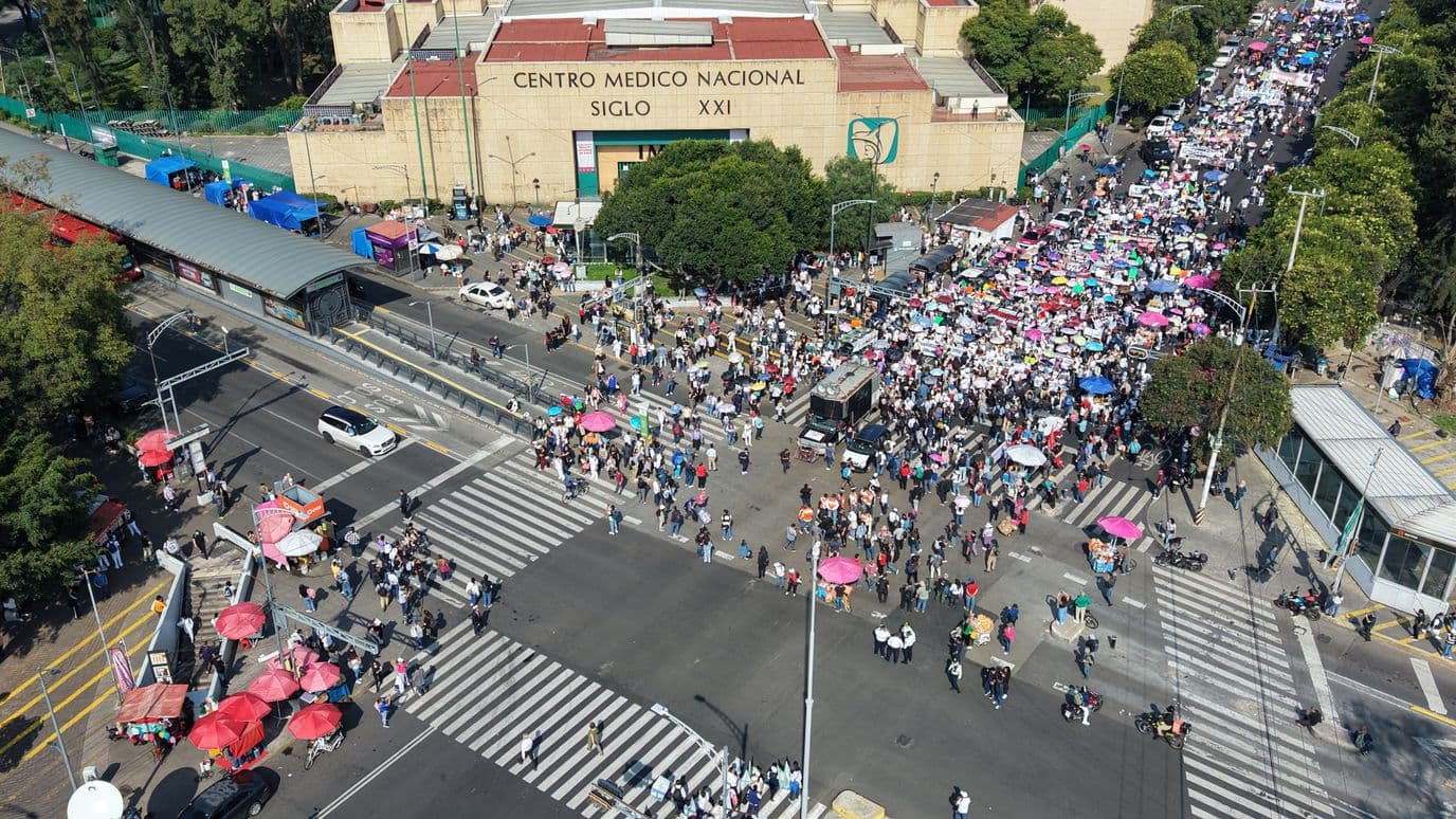 Trabajadores del IMSS Bloquean avenida Cuauhtémoc frente al Centro Médico Siglo XXI en CDMX