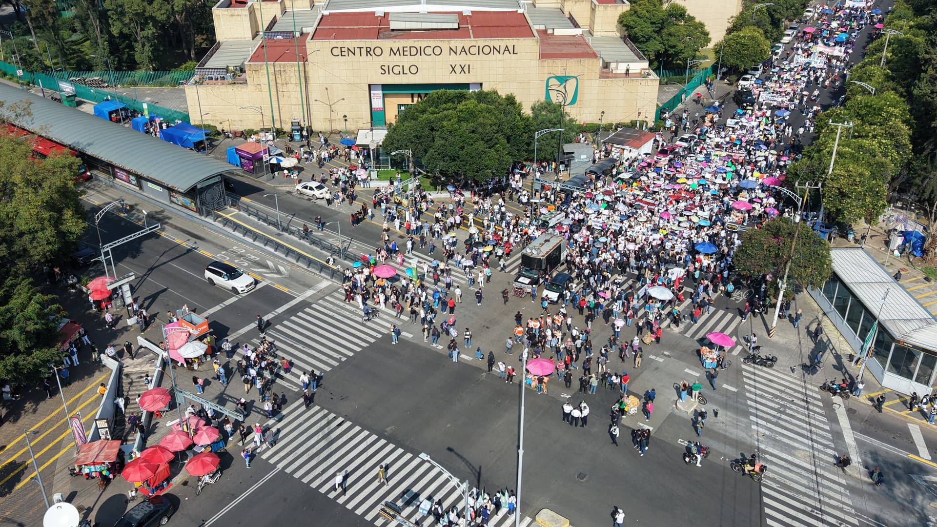 Trabajadores del IMSS Bloquean avenida Cuauhtémoc frente al Centro Médico Siglo XXI en CDMX