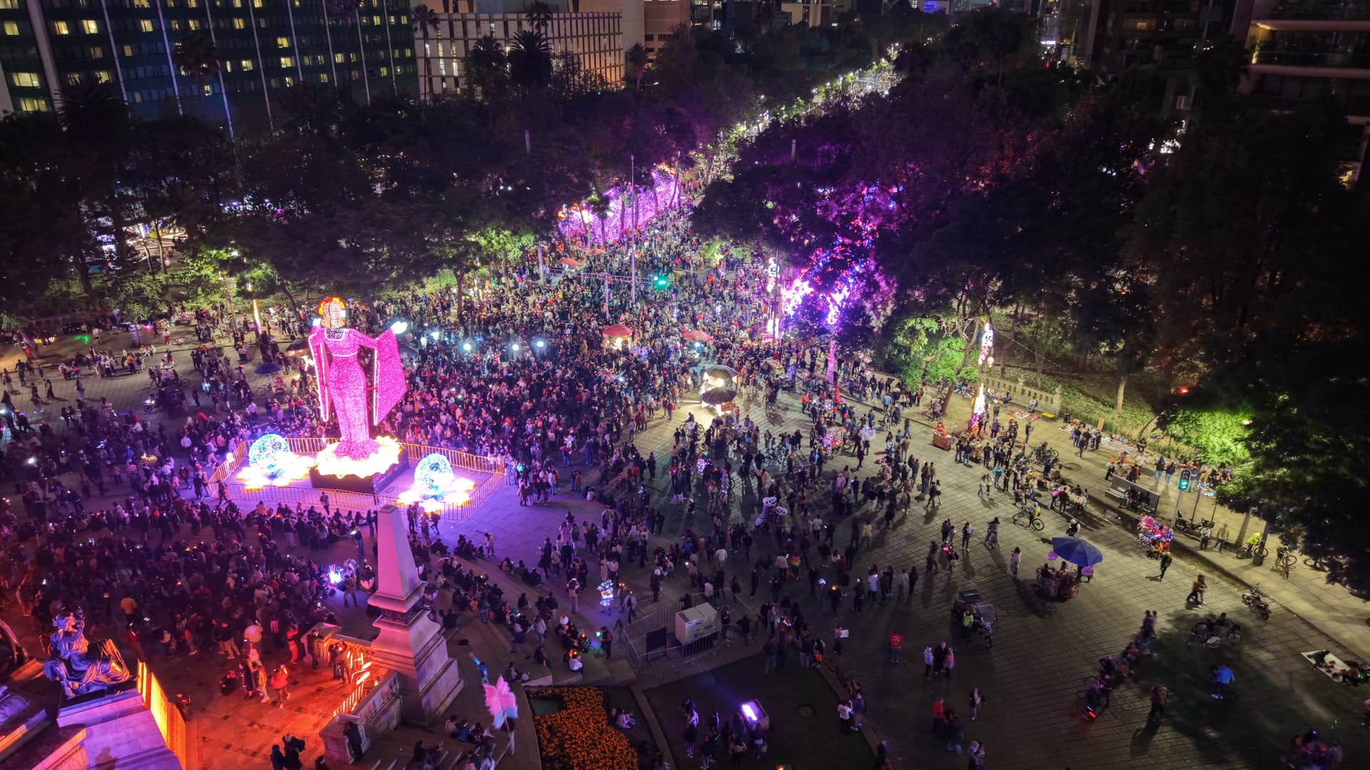 Toma aérea del Paseo Nocturno de Día de Muertos