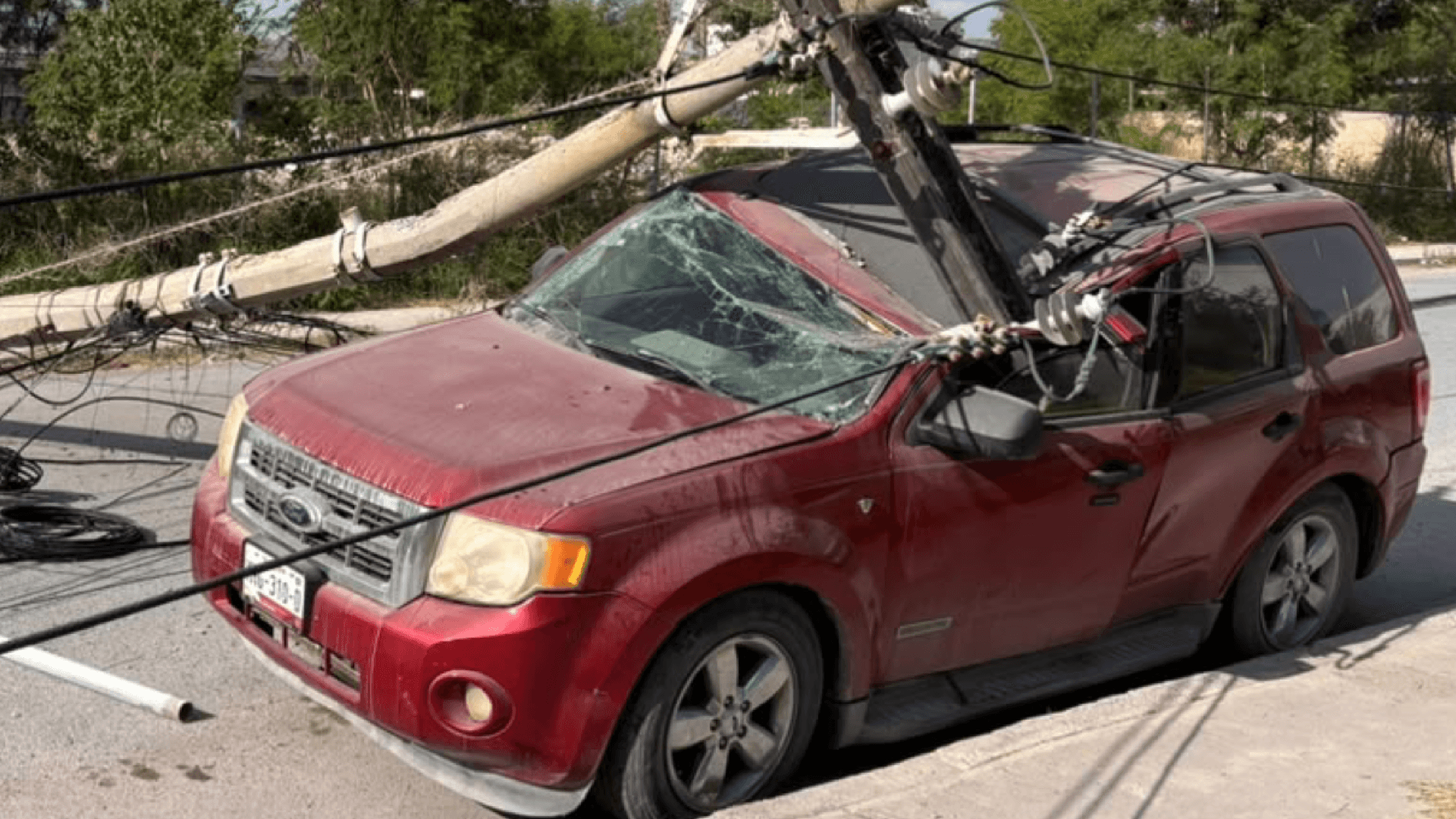 Conductor Resulta Lesionado al Derribar Poste y Dejar sin Luz a Colonia de Matamoros
