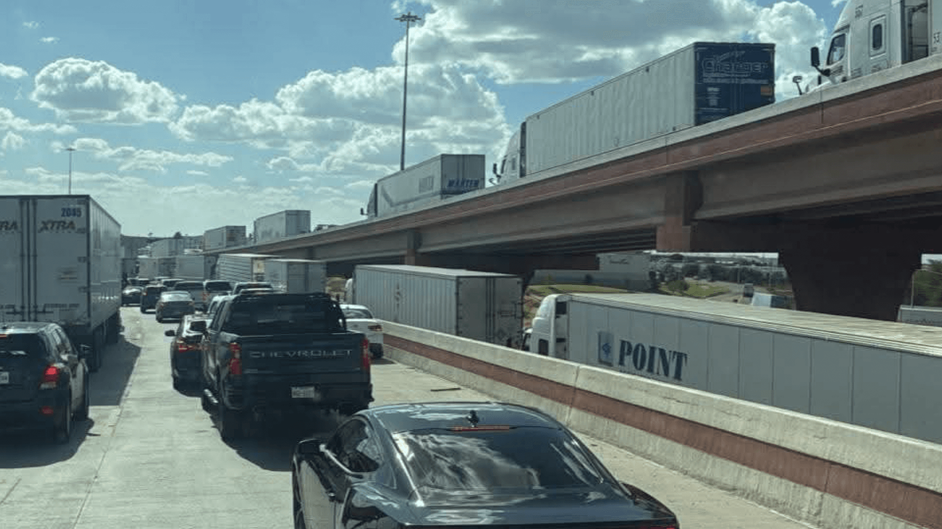 Presuntos Problemas en Aduana Detienen Tránsito en Puente del Comercio Mundial
