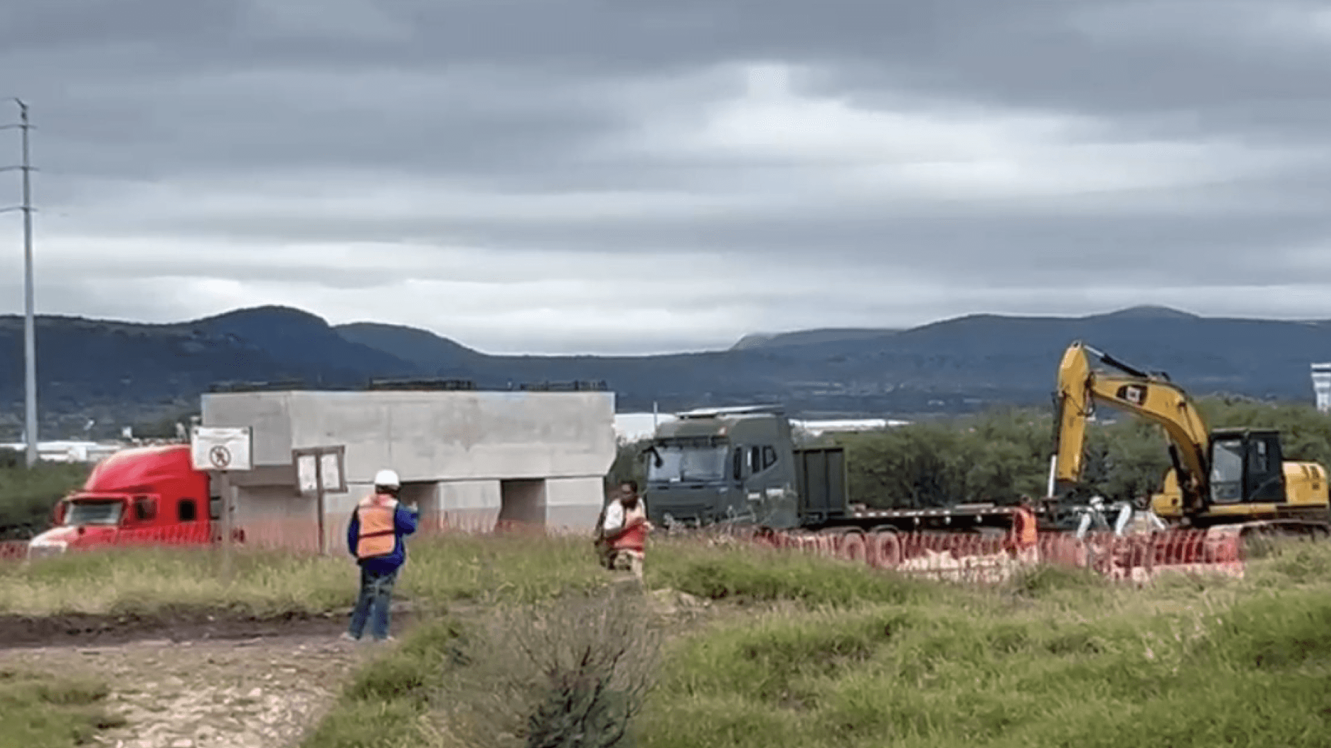 Vuelca Camión con Trabajadores del Tren México-Querétaro; Hay Un Muerto y Varios Lesionados