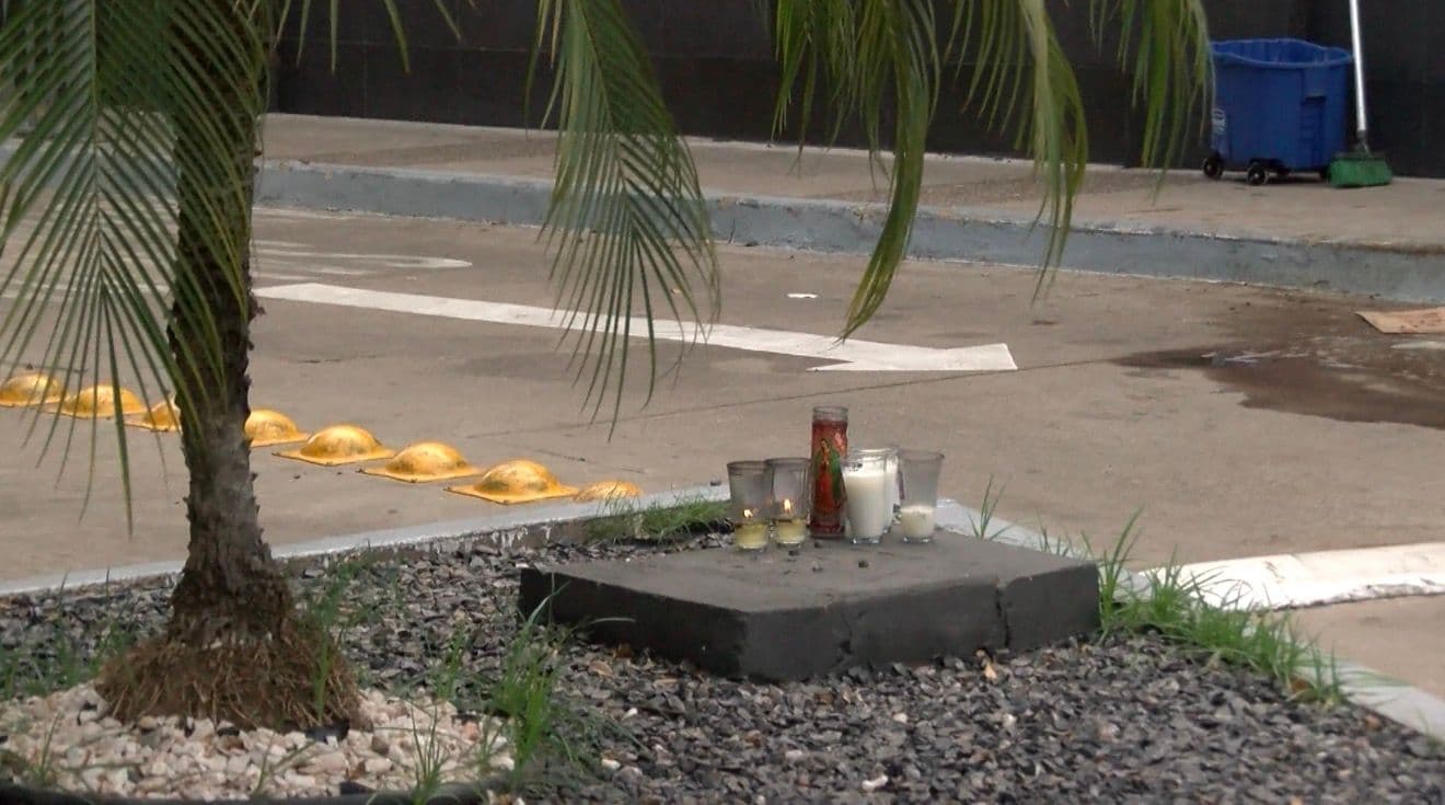 Llevan Veladoras en Lugar Donde Fue Asesinado el Creador de Contenido César Gastélum en Culiacán