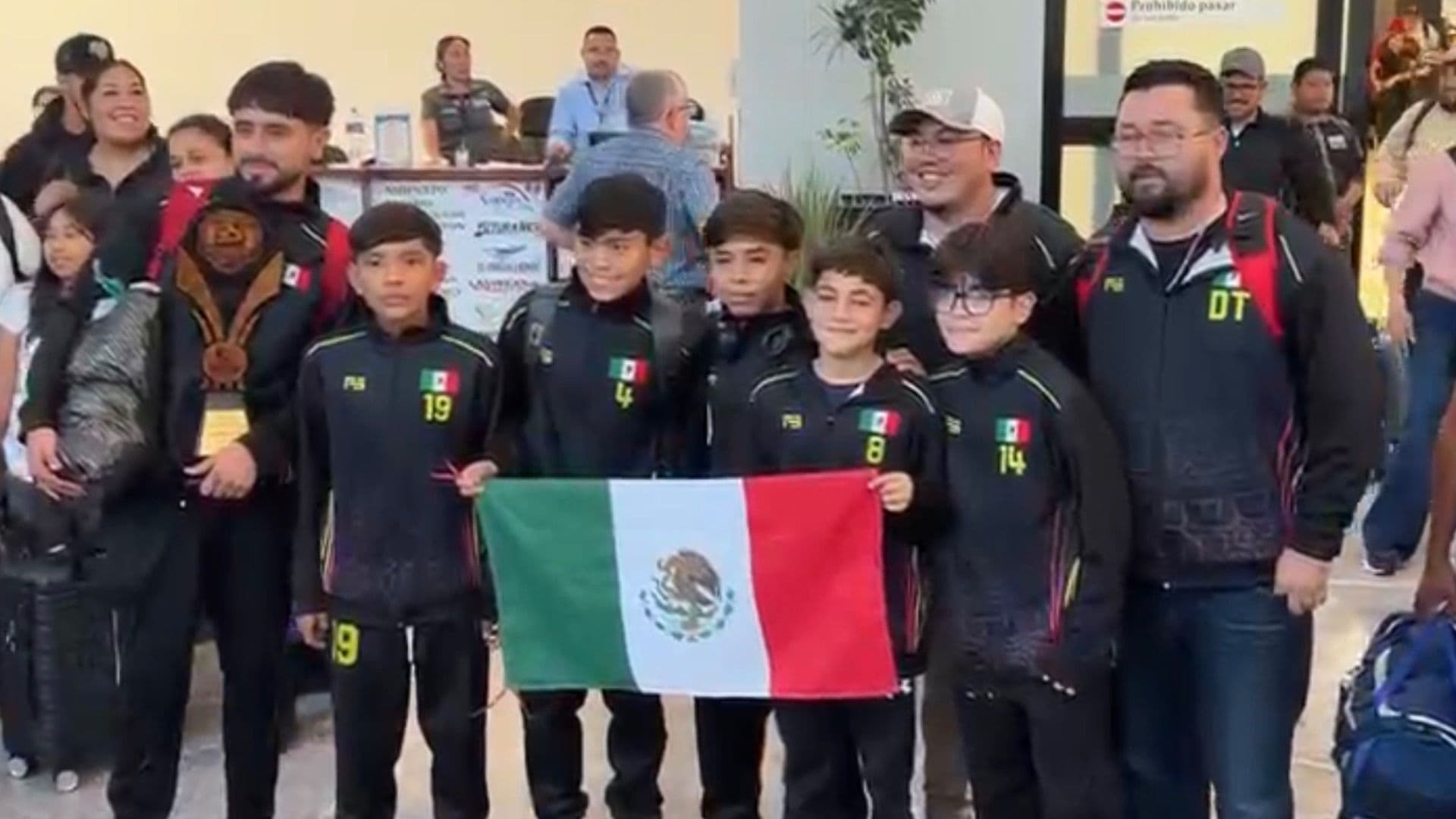 Regresan a Tijuana los Niños Futbolistas Varados en Colombia Tras Sismo