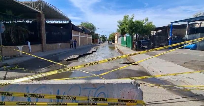 Hombre es Rescatado tras Caer en Socavón Formado en la Colonia Sahuaro de Hermosillo