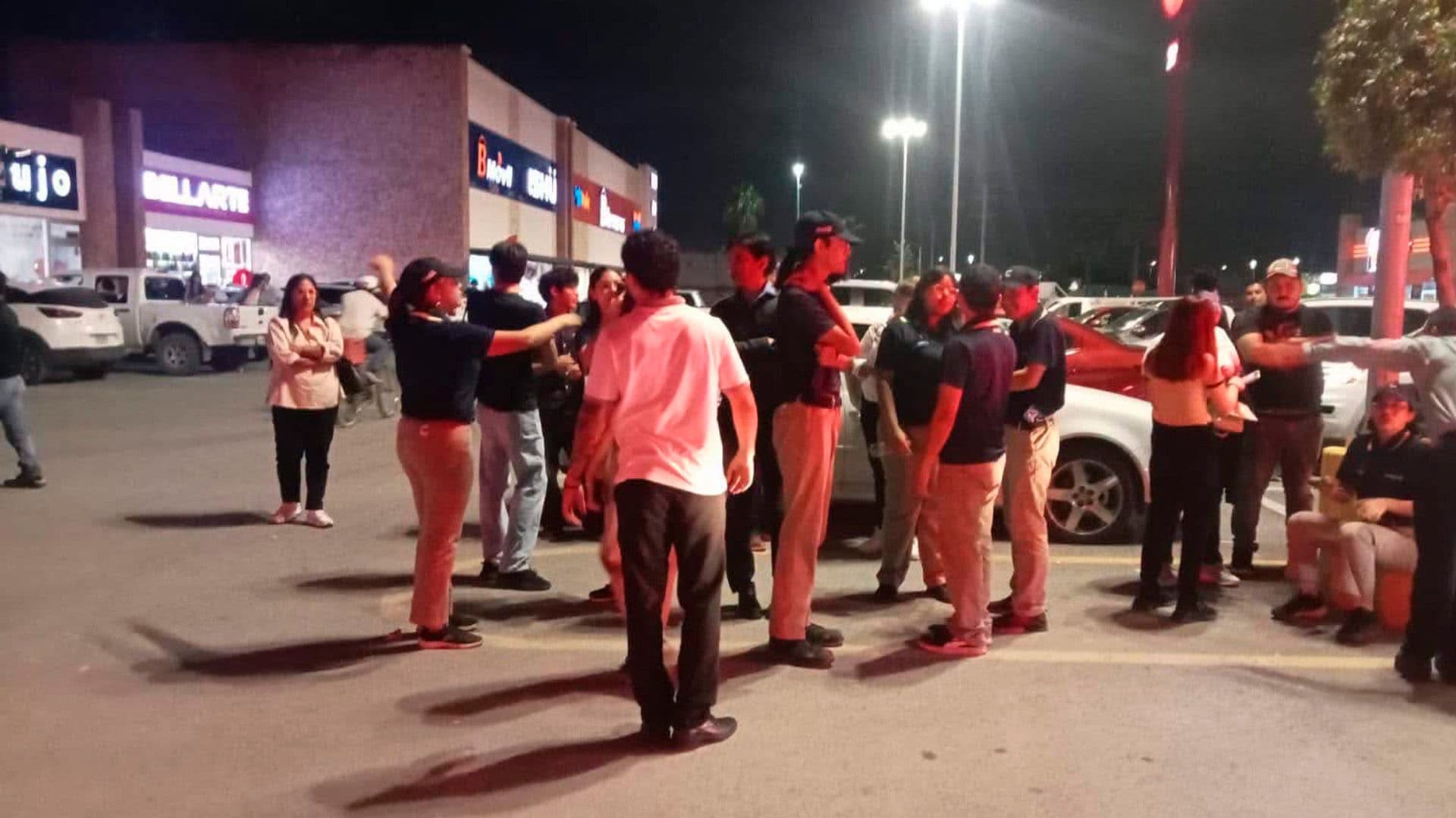Protección Civil y Bomberos informó que 27 personas se encontraban dentro de las instalaciones
