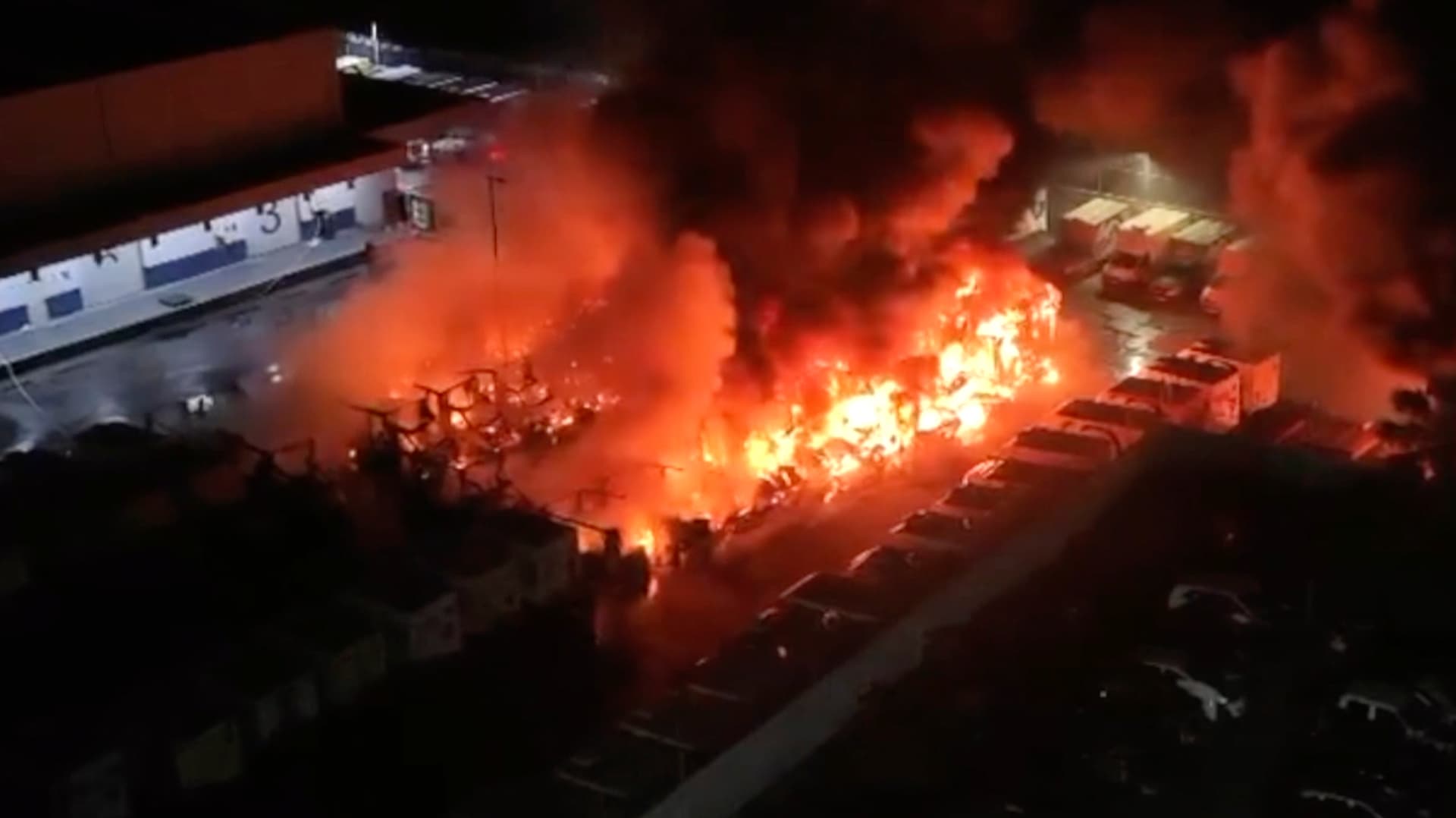 Incendio Consume Más de 20 Unidades Repartidoras en Bodega de Matamoros