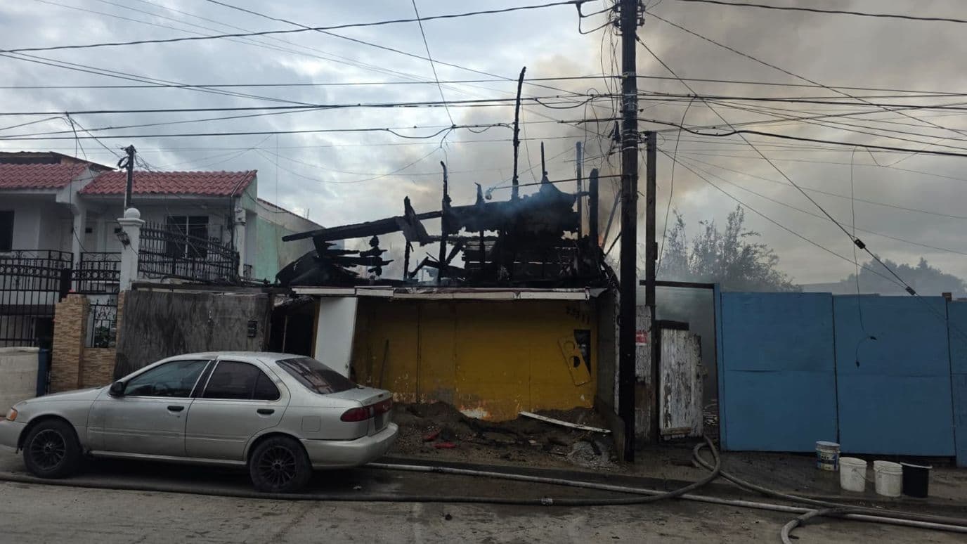 Voraz Incendio Consume Casa en Colonia Tierra y Libertad en Tijuana
