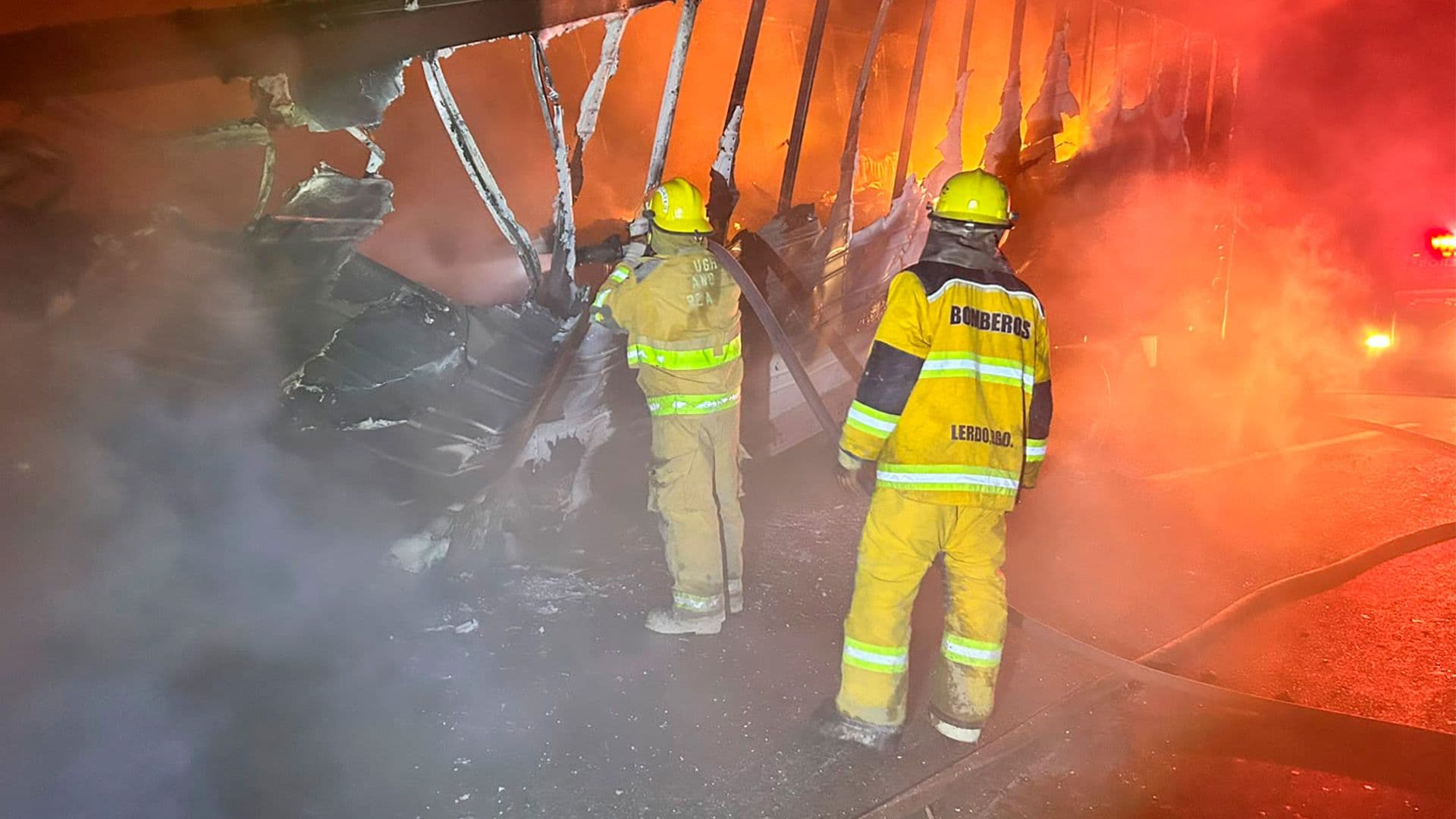 Elementos de Protección Civil y Bomberos utilizaron cerca de 15 mil litros de agua para controlar y sofocar por completo las llamas