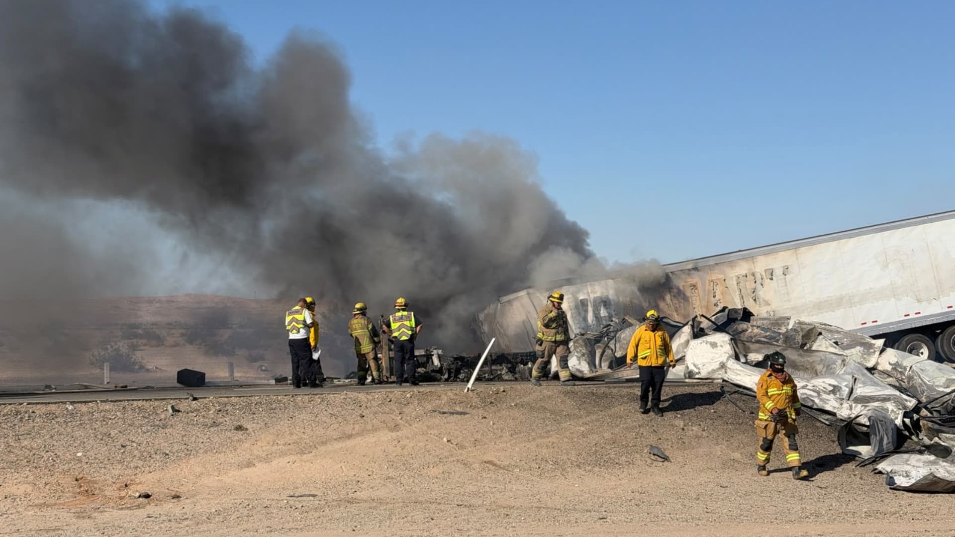 Choque entre Dos Tráilers Termina en Incendio en Carretera Mexicali–Tijuana