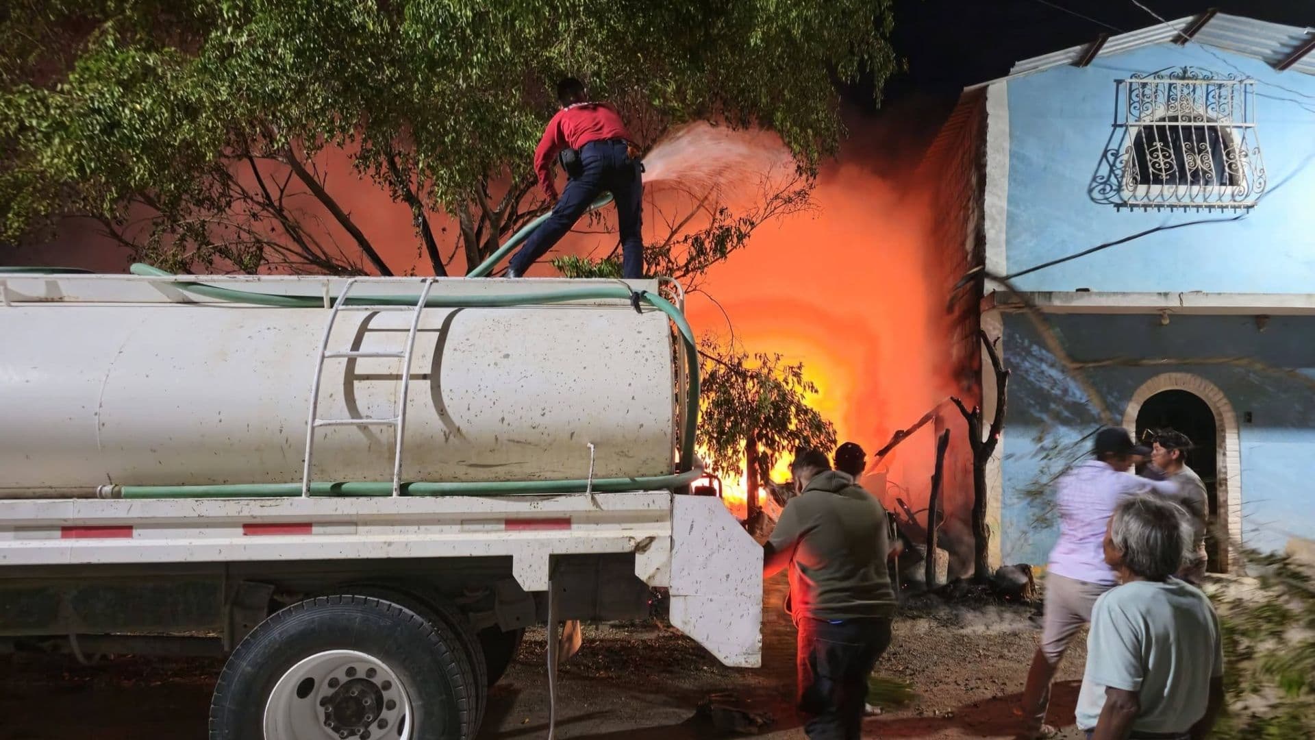 Incendio consume vivienda en Puebla.