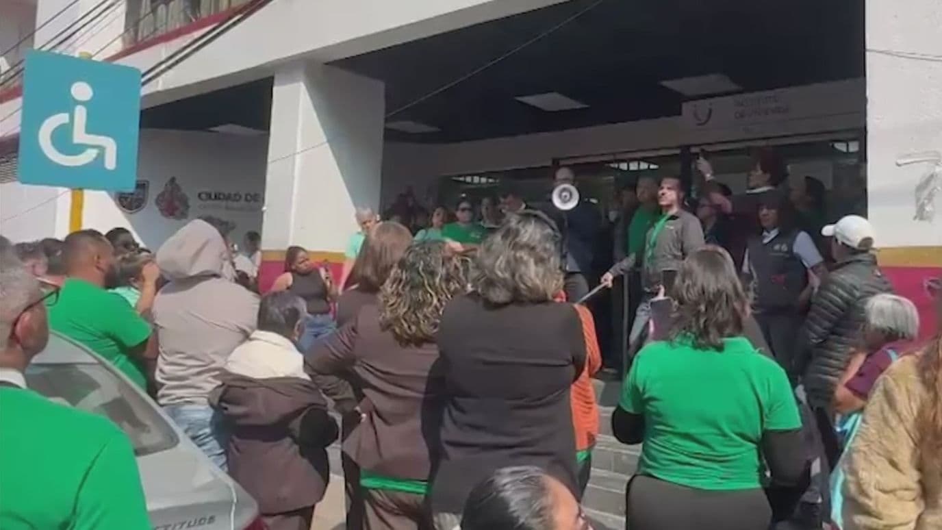 Trabajadores del INVI afuera de las oficinas.