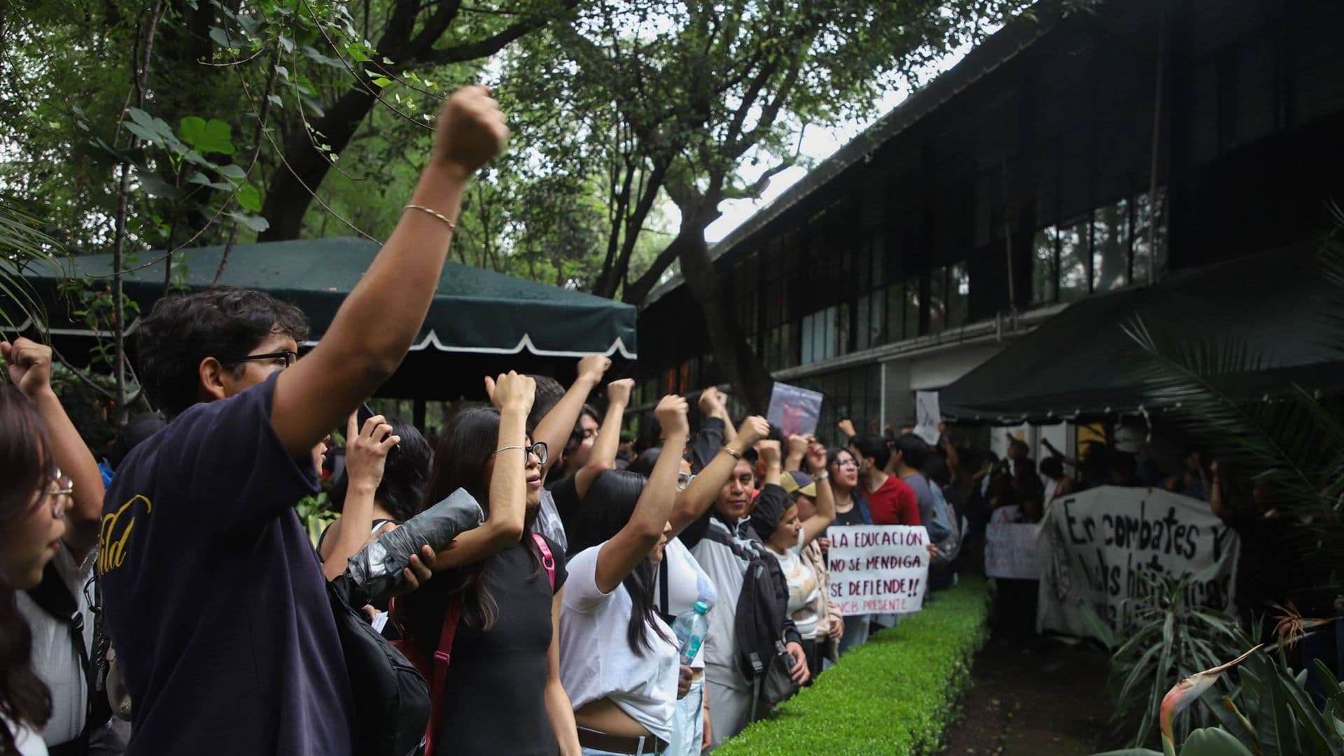 Estudiantes del IPN Acusan Irrupción Violenta y Desalojo de Canal Once