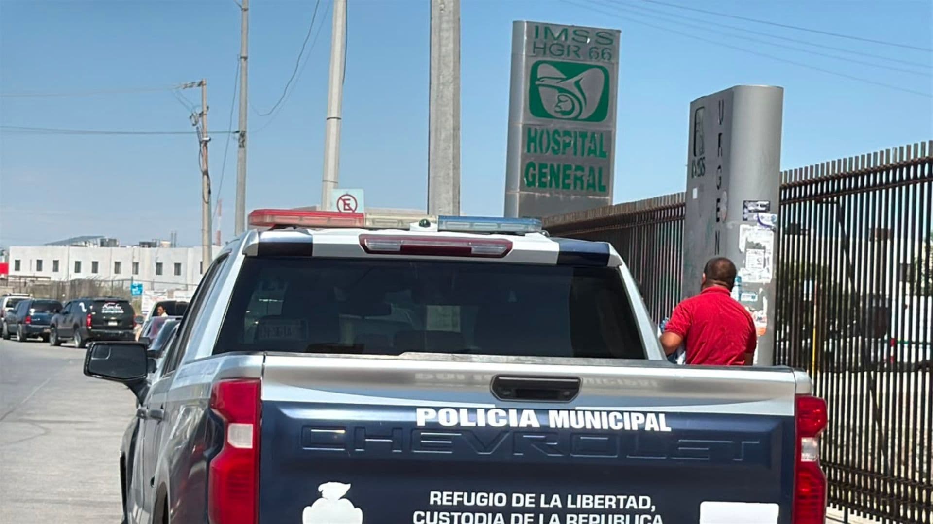 El hombre se encuentra custodiado por elementos de seguridad en el hospital.