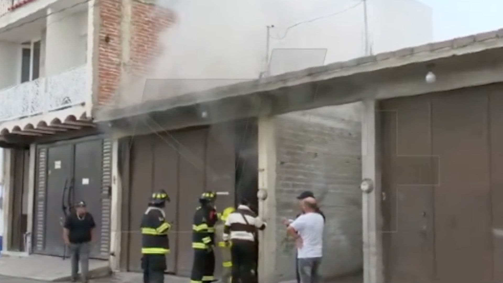 Incendio Dentro de un Local Comercial es Extinguido por Bomberos de León