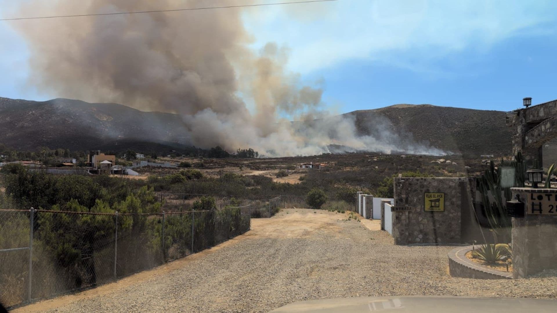 Avanza Control de Incendio Forestal en la Carretera Ensenada-Tecate
