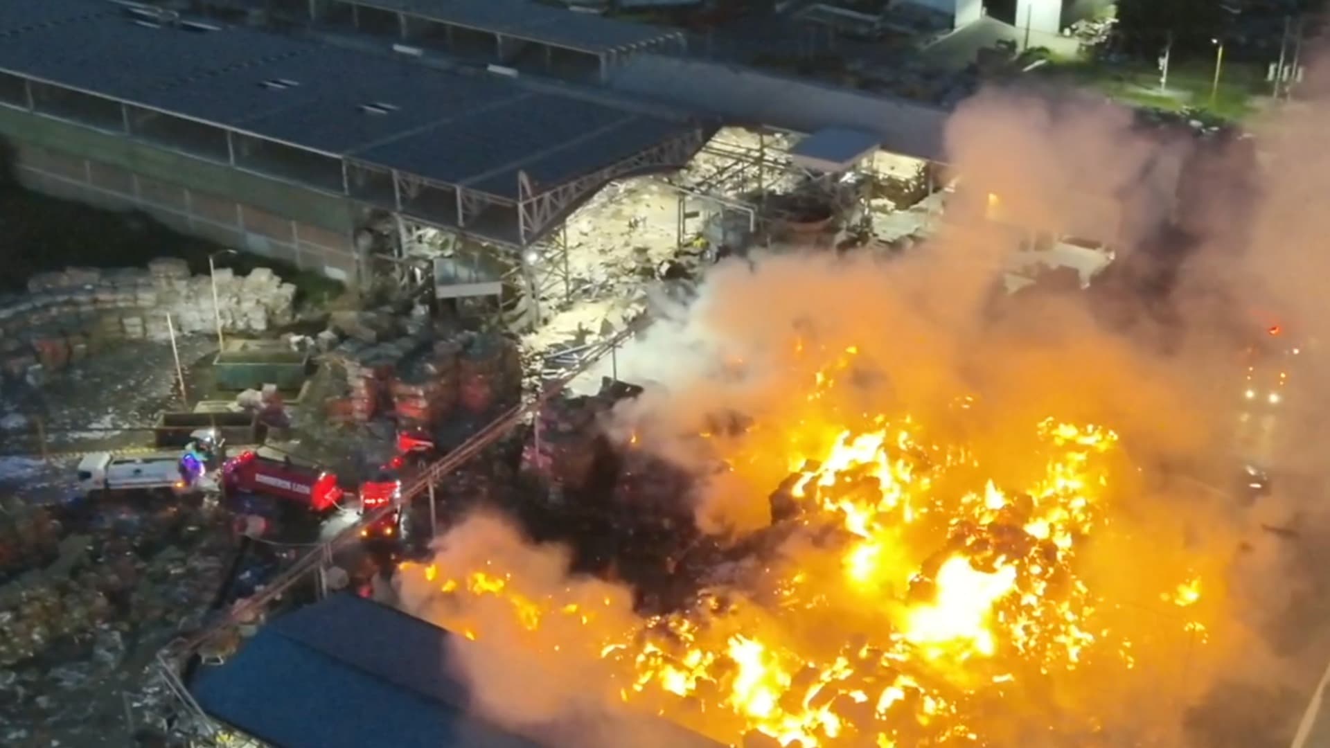 250 Toneladas de Cartón Comprimido se Quemó en un Incendio en León.