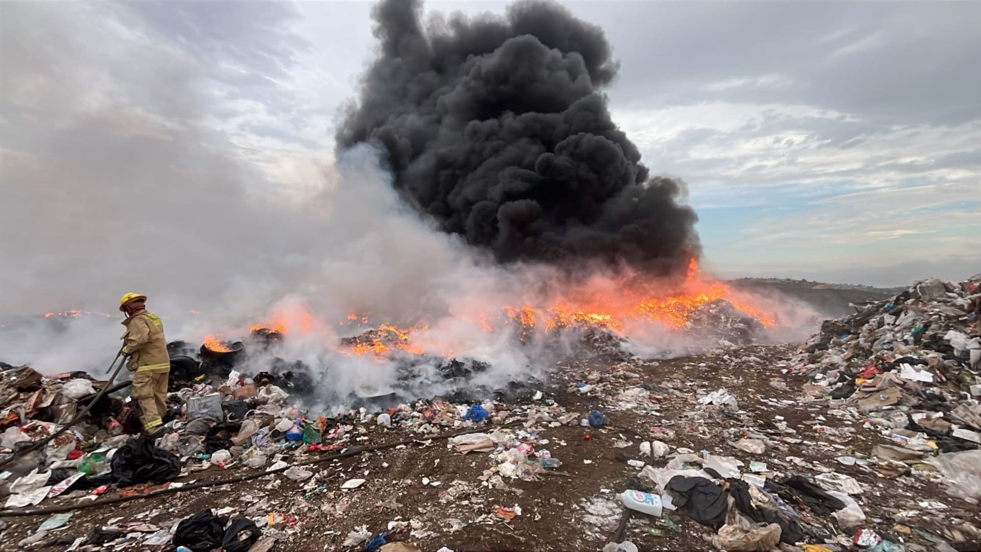 Continúa Activo Incendio en Basurero Clandestino de Tijuana; Tardarán Días en Extinguirlo