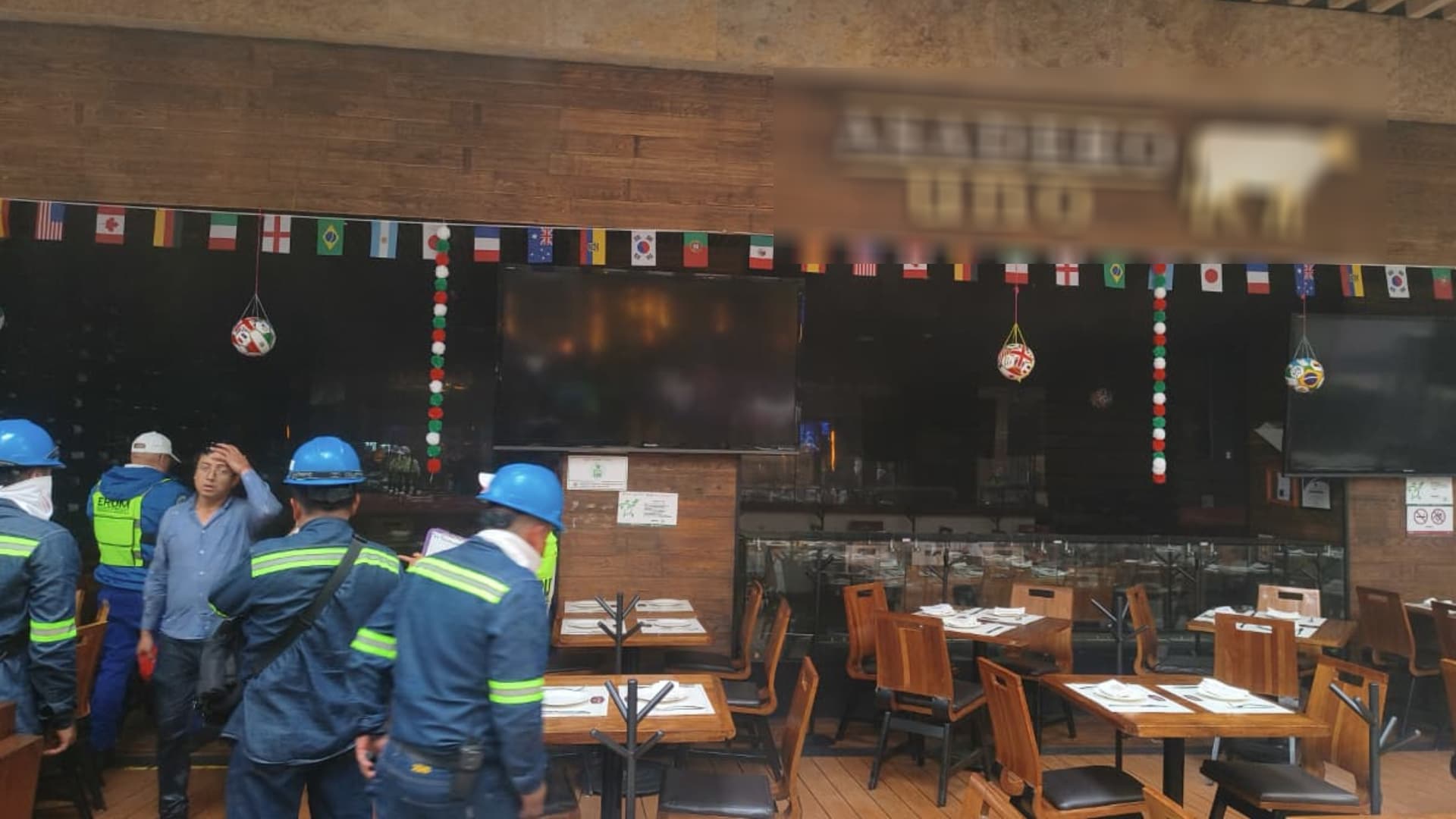 Incendio en Bodega de Restaurante en Centro Comercial Santa Fe. Foto: Bomberos CDMX