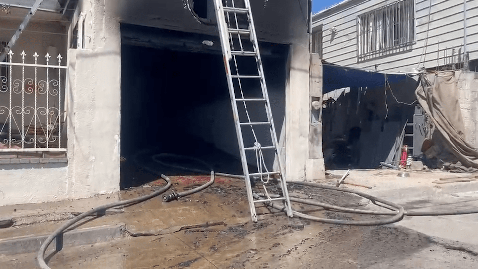 Tres Personas Afectadas tras Incendio en Vivienda de Rosarito, Baja California