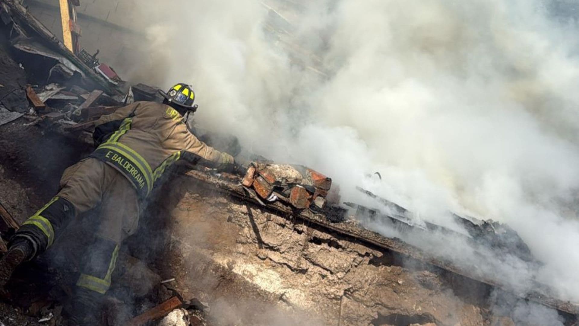 Rescatan a Dos Hombres Durante Incendio de Dos viviendas en Tijuana