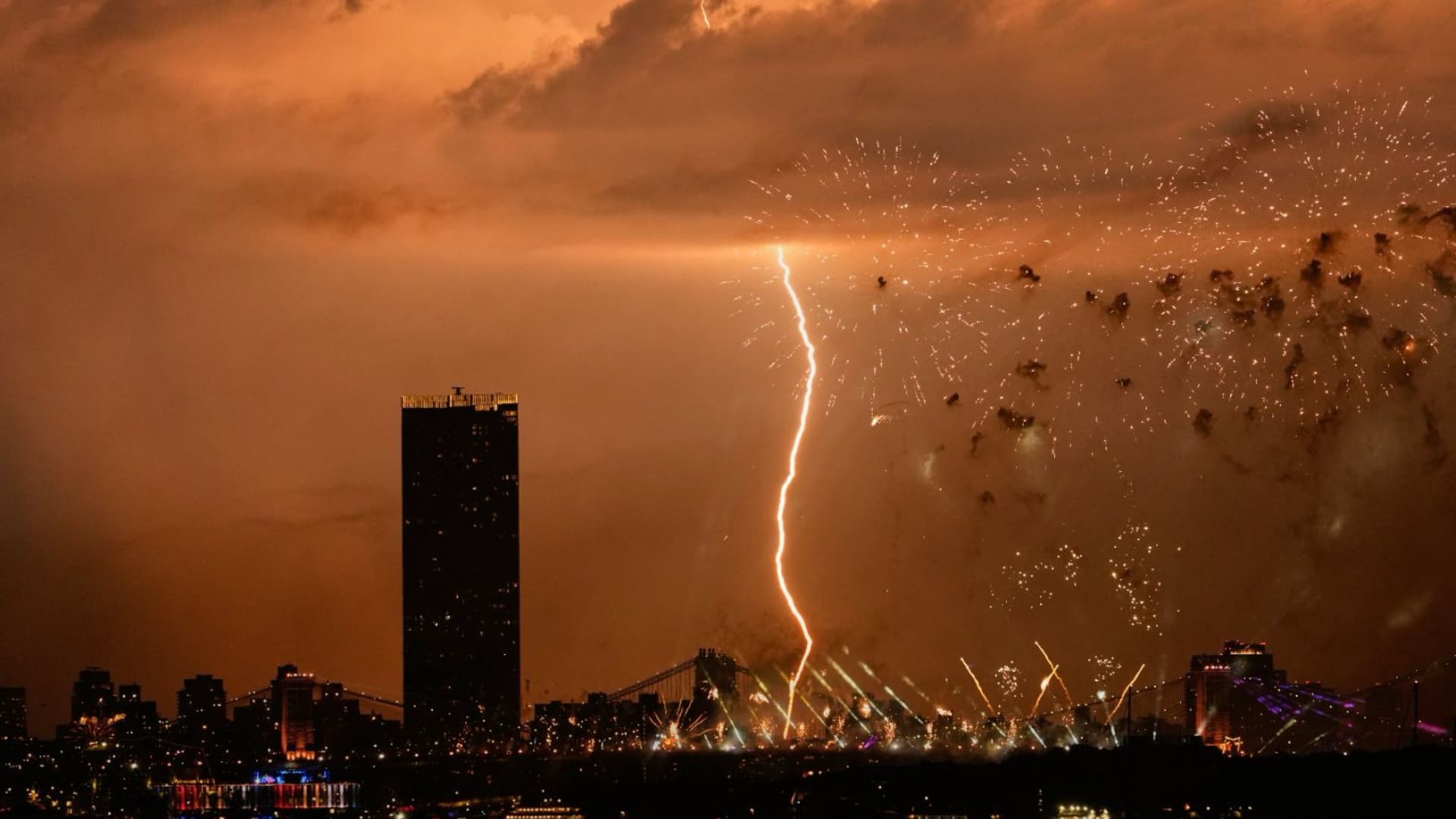 Incendio y rayo en puente de NY. Foto: AP