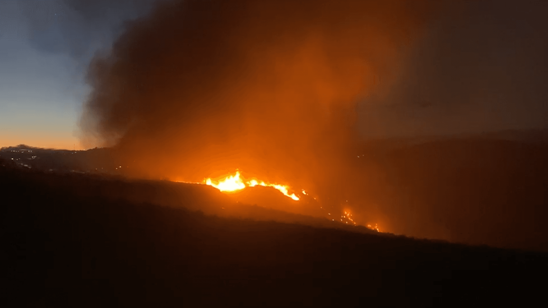 Continúa Incendio en Urbi Quinta del Cedro en Tijuana; Alertan por Caída de Ceniza